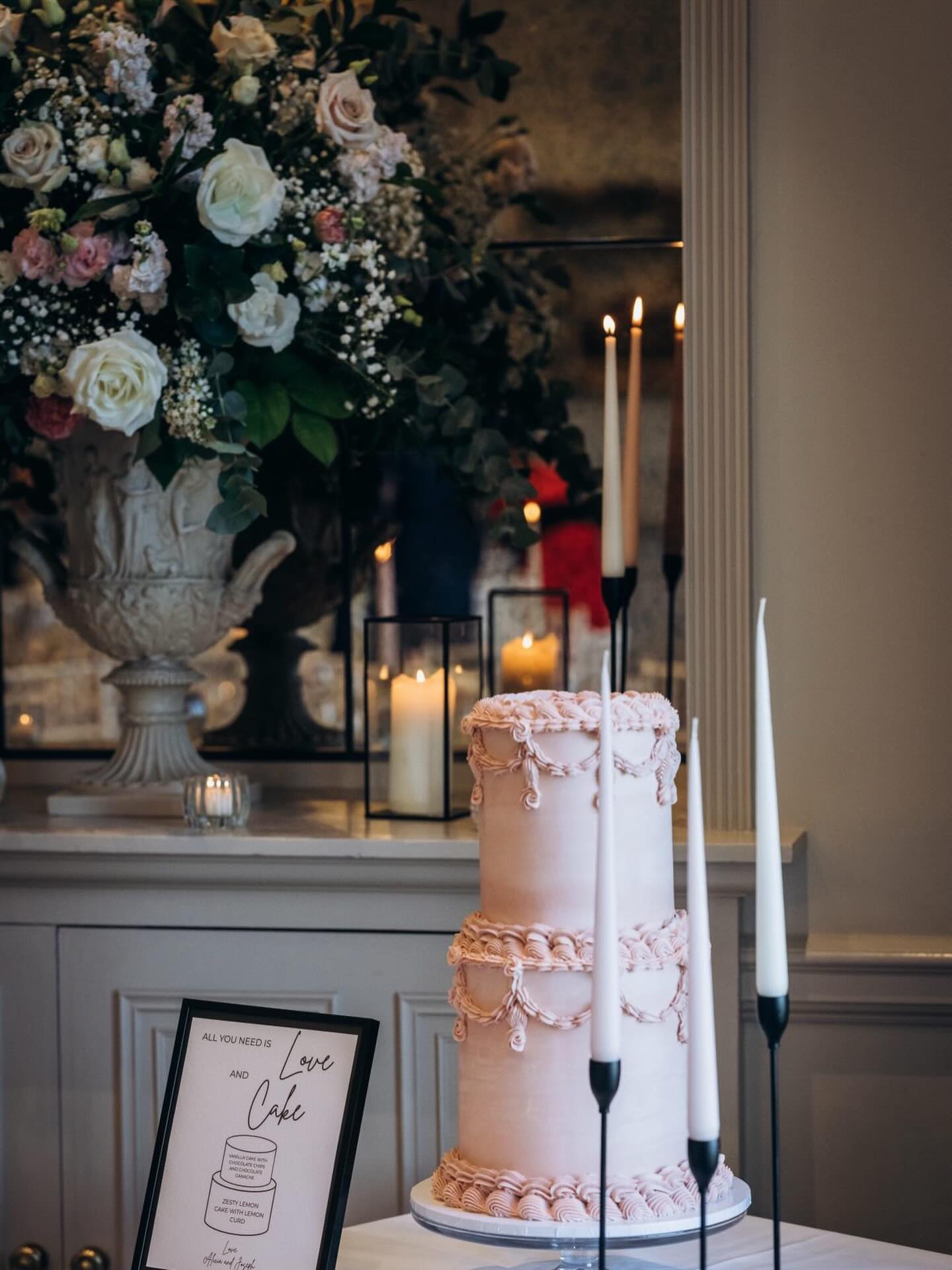 Wedding day 🤍
Huge congratulations to A&J who married @ruddingparkhotel
Photographer @lucysayersphotoandfilm
.
.
.
#vintageweddingcake #vintageweddings #whiteweddingcake