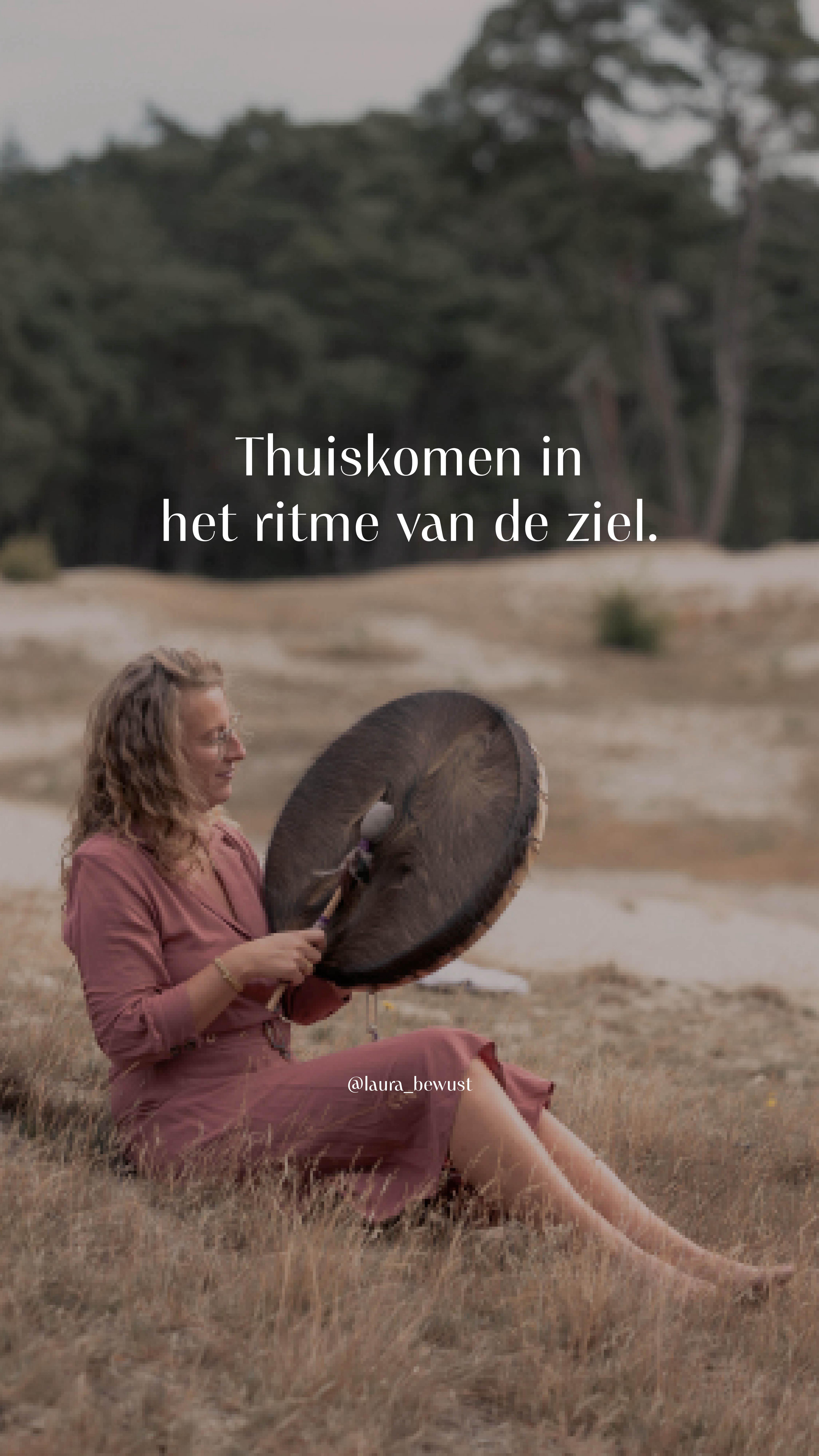 Op een zomerse dag, op de zandvlakte in Ommen. De schaamte voorbij, heb ik met de kracht van ‘Shira’, de spirits van de natuur, de bomen, grassen en het zand letterlijk opgetrommeld.
Mensen werden stil, kinderen die gingen kijken... Het raakt direct iets oerouds aan.
Kun jij de kracht van een drum horen? Niet met je oren, maar met je lijf. Met je buik, met je hart?
Er is een trilling die ouder is dan je emotionele intelligentie. Een ritme dat vóór jouw denken kwam. Elke slag van de trom herinnert je aan iets wat je nooit bent kwijtgeraakt, alleen vergeten: De roep van de aarde, van het ritme waar je ooit vanzelf in bewoog.
Waar je ademde zonder moeite. Waar je wist, zonder uitleg. Waar je verbonden was, zonder woorden.
In dat ritme mag je thuiskomen. Je lichaam herkent het. Je ziel ook. Want onder alle lagen van ruis klopt het nog steeds. Zacht. Vast. Draagkrachtig.
En misschien is dat alles wat je nu even nodig hebt: het ritme van de ziel.
#thuiskomeninjezelf #trilling #sjamanendrum #aarden #soundhealing