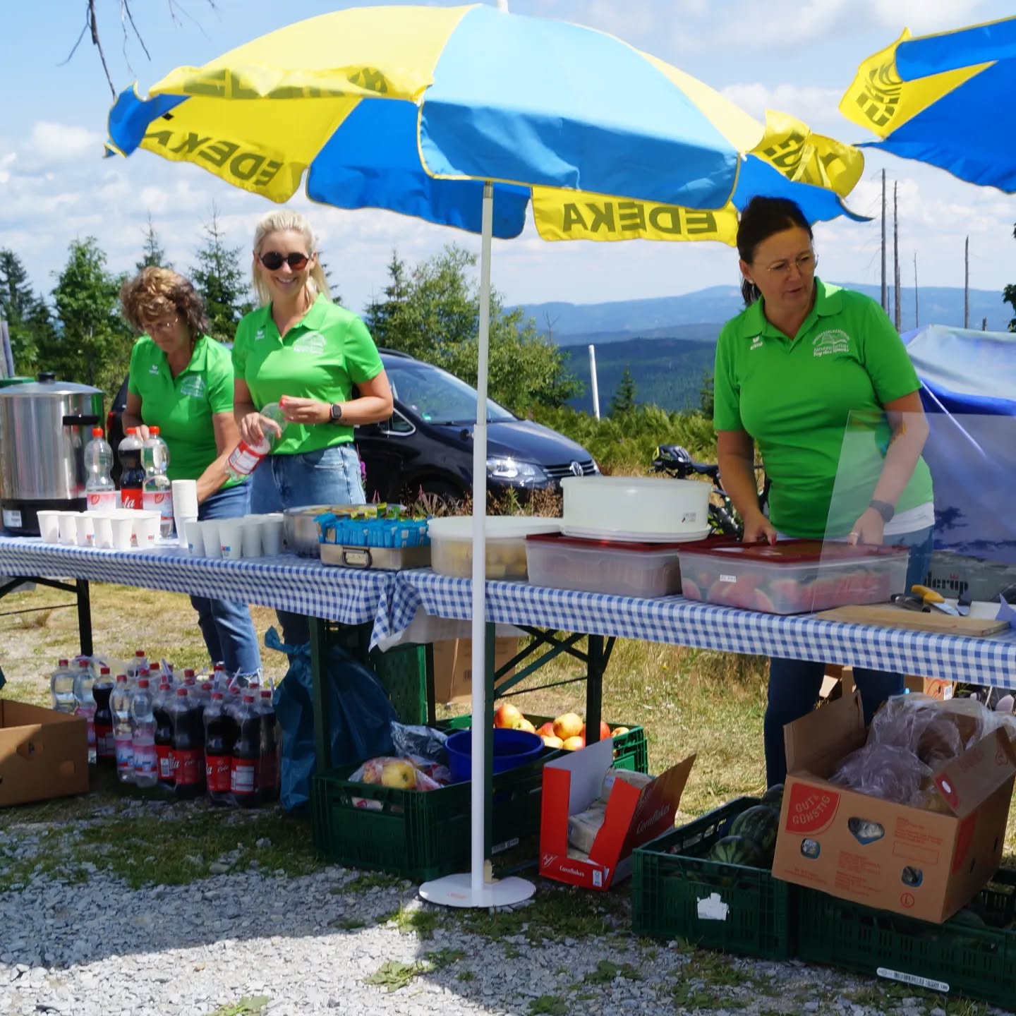 Verpflegungsstationen 🧊🧃
Für unsere Quälspass-Sportler 🚴🏃♂️ haben wir auf der Strecke natürlich wieder einige Verpflegungsstationen:
1) bei der Klause
2) Anfang Bierstraße
3) Bierreibe
4) im Ziel mit zusätzlich Obst und Süßen Naschereien 🍎🍌🍉
Vielen Dank an alle, die unsere Sportler auf der Strecke so gut Verpflegen! 🧊👍
@dreisesselgemeinde
@edeka.poeschl
@dreisesselapotheke
#tagdessports #quälspass #quälspassamdreisessel #quaelundspielspass #verpflegung #getränke #dreisesselgemeinde #dreisesselberg #dreisessel
