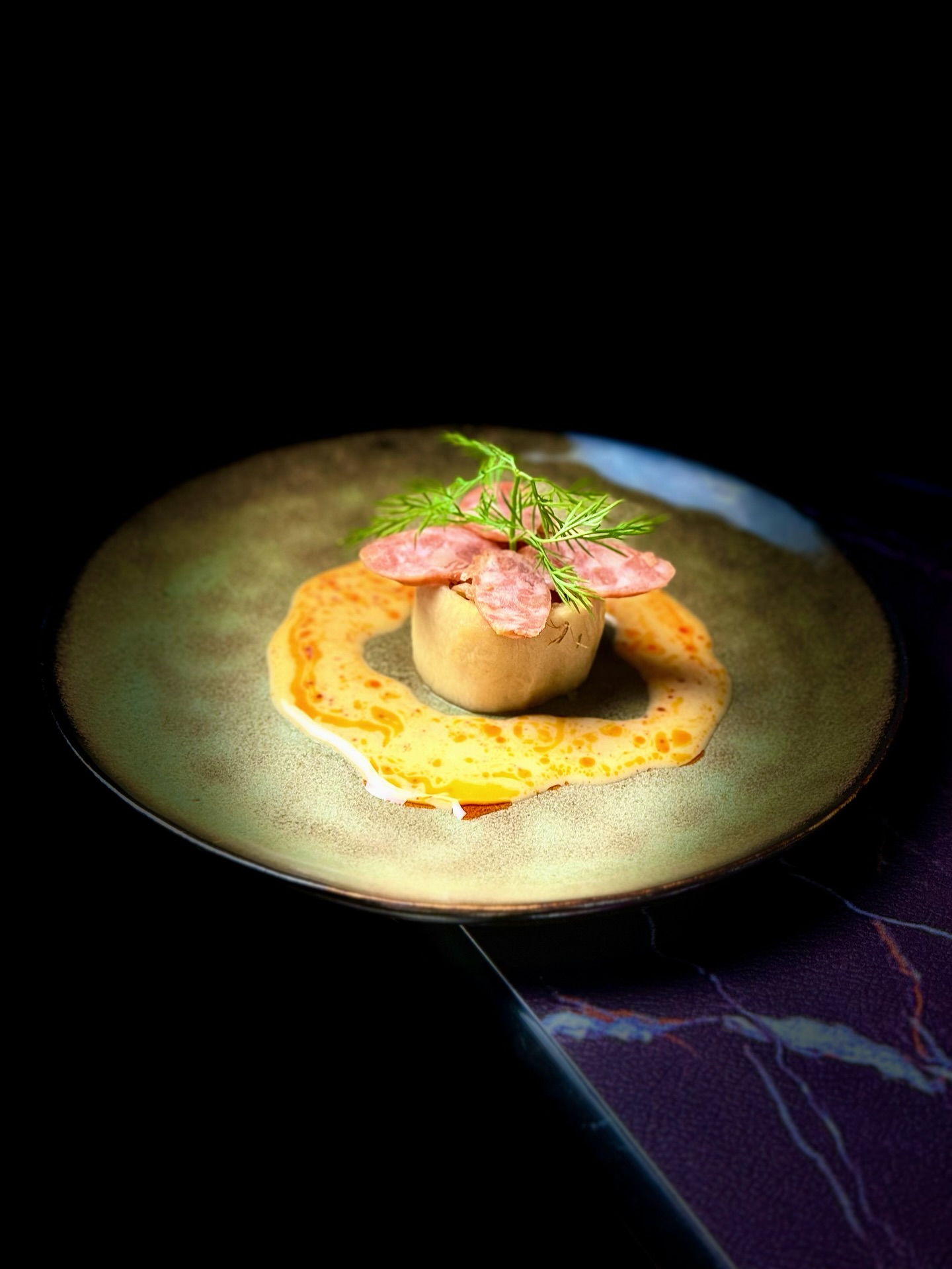 La carte du soir - 【De l‘Hiver au Renouveau | 寒尽初生】
À la lisière de Dàhán, le radis blanc 🥕, patiemment mariné, retient la fraîcheur de l’hiver dans un croquant acidulé ❄️✨. Une sauce aigre-piquante 🌶️ l’enlace, comme la débâcle des glaces.
À Lìchūn, la saucisse cantonaise, finement tranchée 🍖, apporte une chaleur douce, grasse et lumineuse ☀️.
Puis vient Yǔshuǐ 💧 : tout s’éveille. Acidité, piquant, douceur et onctuosité s’accordent 🤍 Un adieu à l’hiver, la première respiration du printemps 🌱
À la sortie de Dàhán, le Yang commence à s’éveiller sans être encore vigoureux. Le froid et l’humidité persistent 🌫️, tandis que le Qi du Foie s’apprête à monter. Le corps peut alors ressentir stagnations, digestion ralentie et lourdeur interne.
Le radis blanc, de saveur piquante et douce, de nature fraîche ❄️, agit sur les méridiens du Poumon et de l’Estomac.
En médecine chinoise, il est reconnu pour faire circuler le Qi, faciliter la digestion, dissiper stagnations et mucosités 🌬️ Au point d’être surnommé : « le ginseng de l’hiver » 🌿
En fin d’hiver, il libère les accumulations du froid ❄️
À Lìchūn, il accompagne l’essor harmonieux du Foie 🌱
À l’approche de Yǔshuǐ, il prévient l’excès d’humidité et la fatigue printanière 💧✨
📝 Reservation : www.bistrowu.com
#aixenprovence #aixmaville #aixenpce #chinesefood #chinesecultures