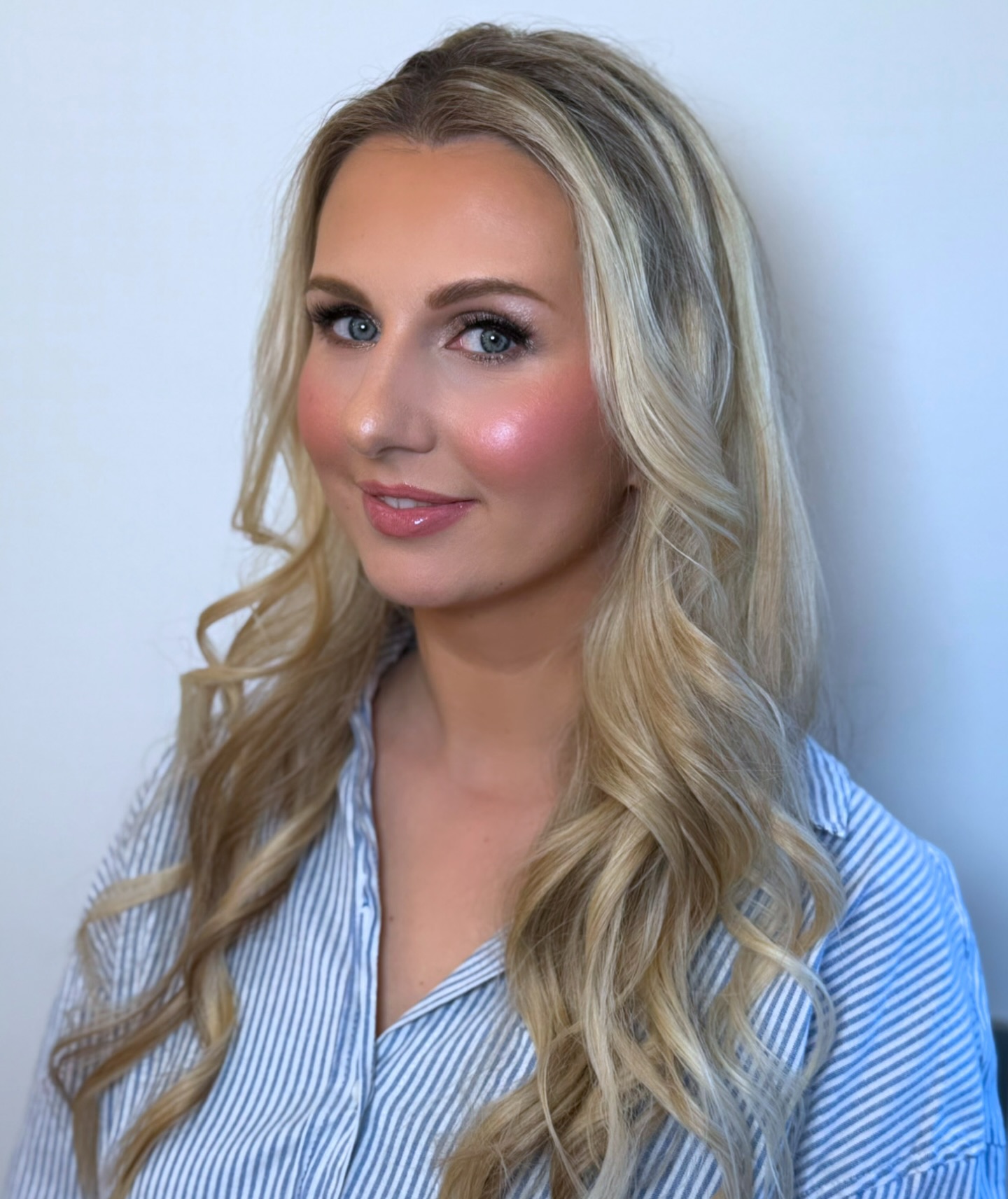 S K I N // glowy skin makeup for beautiful @dei_ra ๐this look was created using @charlottetilbury Airbrush Flawless Foundation with @rarebeauty Highlighter ๐xxx
#skin #skinglow #glowymakeup #makeupinspiration #makeuplooks