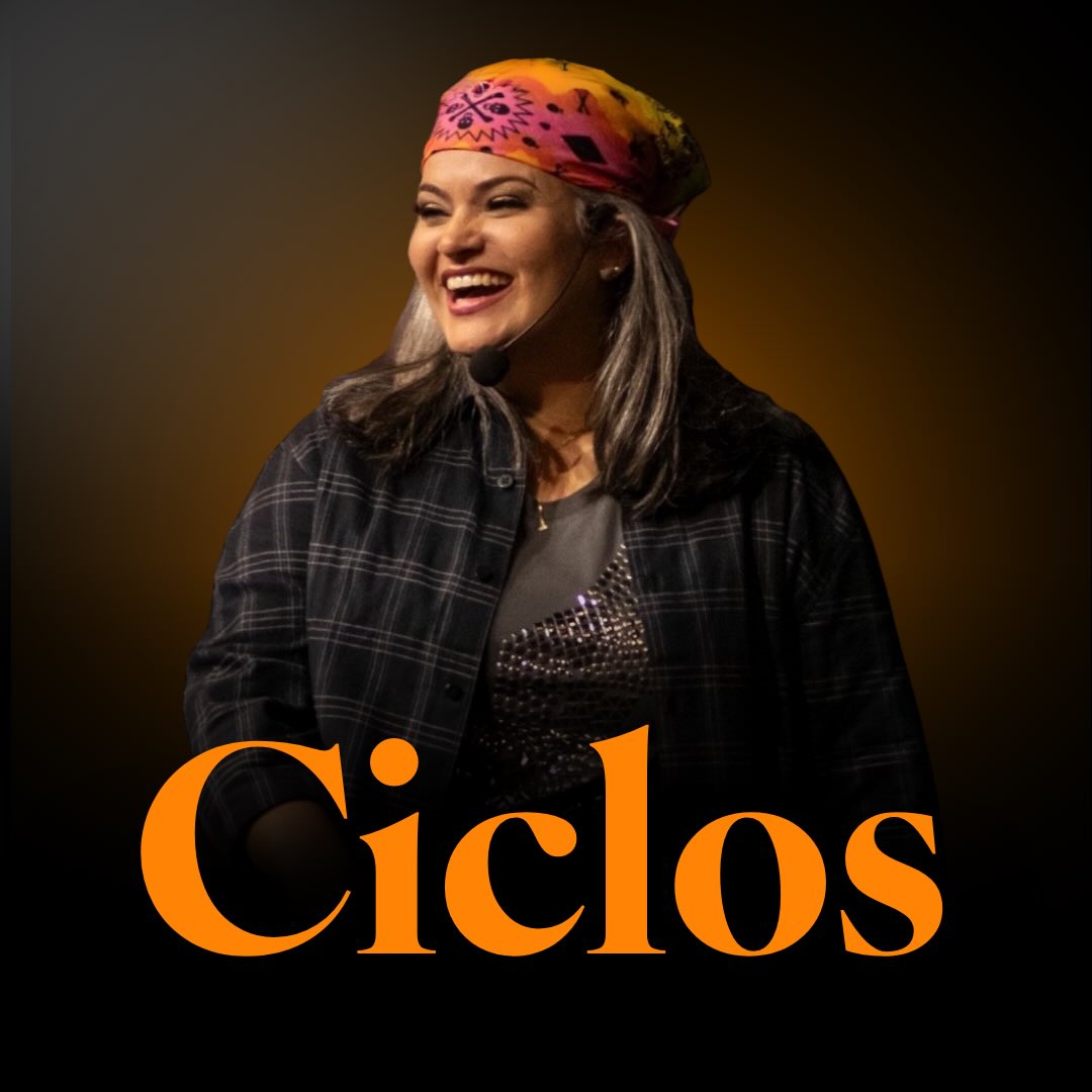 Nem sempre o que a gente planeja é o que acontece.
E tudo bem.
A música Ciclos era para ter sido lançada no Natal.
Mas no meio do caminho, a música Recomeços veio primeiro.
Confesso: no início pensei em corrigir o processo, dar um “sermão”, ajustar o tempo.
Até ouvir Recomeços pronta…
E entender que aquela era a música do meu momento.
Hoje, ao ouvir Ciclos, só consigo agradecer.
Porque Deus sabe exatamente o tempo de cada coisa.
De cada dor.
De cada encerramento.
De cada novo começo.
Se você estiver vivendo fechamentos ou inícios, te faço um convite: ouça Recomeços e Ciclos.
As duas se completam. Como a vida.
🎧 No Spotify, é só buscar por Tati Souza
E, se fizer sentido pra você, fique por lá…
Outras músicas também nasceram desse mesmo lugar: o coração em movimento.