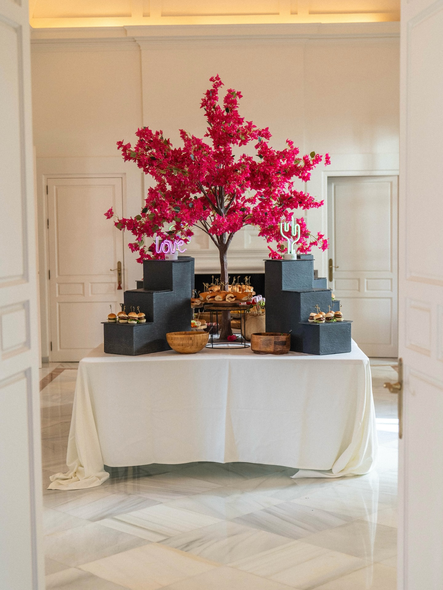 🥂 Thinking about hosting? 🥂
Whether it’s a small gathering or a full celebration, having the right team makes all the difference.
At Dani’s Catering, we turn ideas into well-executed events — smooth, organized and beautifully done ✨💐
Let’s talk about your next event.
📞 +34 602 687 187
📧 Dani@daniscatering.es
#DanisCatering #EventPlanning