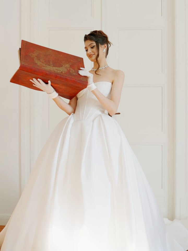 ✨ Bibbidi-Bobbidi-Boo ✨
Amazing video by @momentum.stories @cosma.lau
Workshop by @astilean.ro
Planning @wedding_plan.ro - @anca.macarie1
Florals & Decor @pinkandpearly.studio
Make - up @flaviasilaghi
Hair Style @lavinia.silaghi
Model mireasa @ianachh - @mandarinamodels
Rochie mireasa @salonulmaria
Apartament @littleparis_ap
Bijuterii @crystalfashion.ro