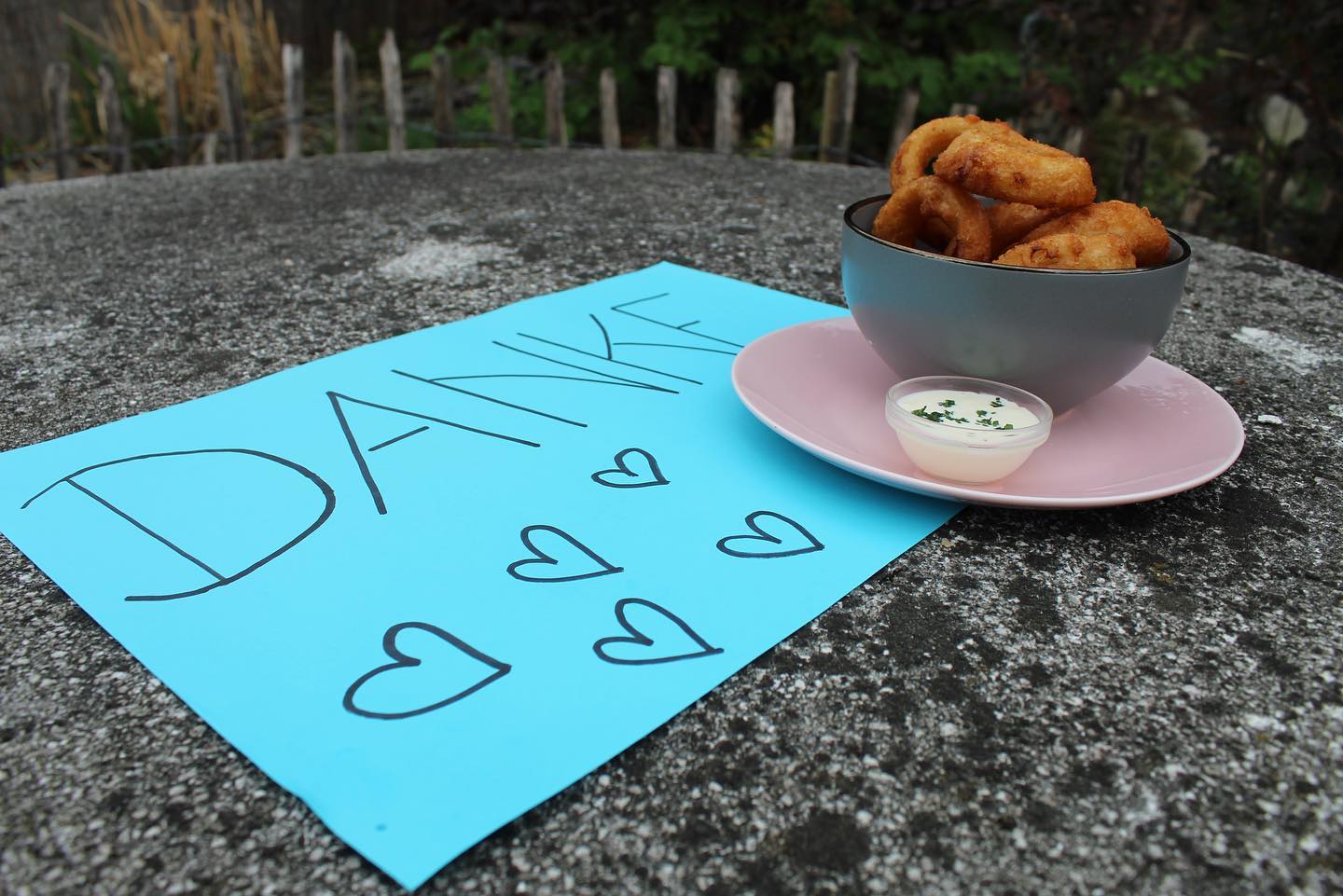 D A N K E S C H Ö N ♥
für die Treue unserer Kunden, die uns auch in dieser schweren Zeit unterstützen! Wir sind weiterhin für euch da und freuen uns auf eure Bestellungen.😊 #thankful #hellisimbiss