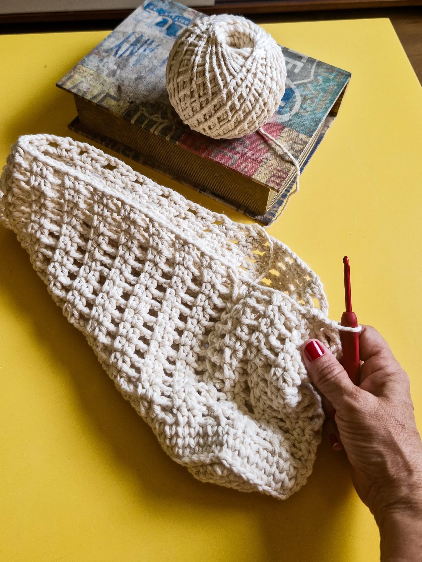 Quando olhos, mãos, novelo e agulha se juntam, o belo se materializa.😍
#feitoamão
#crochebrasil
#artesanal