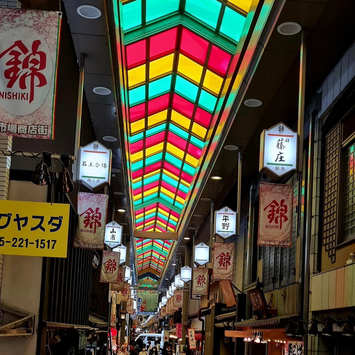 📍 Nishiki Market – Kyoto
Il y a quelques années, je me souviens d’un marché vivant,
des odeurs de poisson frais,
des gestes précis derrière les étals,
des saveurs simples et sincères.
Je suis revenu…
Le lieu est toujours là, mais l’ambiance a changé.
Plus de foule, plus de stands pensés pour les visiteurs, pour les touristes, moins de cette âme qui m’avait marqué.
Authenticité ou attraction touristique… la frontière est devenue floue.
Heureusement, certains sont encore là.
Les mêmes visages, le poisson découpé avec soin, les sashimi, le poulet grillé, comme un dernier lien avec le Nishiki d’avant.
Ce n’est pas que c’était mieux avant.
C’est juste que c’était différent...
#nishikimarket #kyotofood #japantrip #japanfood #Overtourism