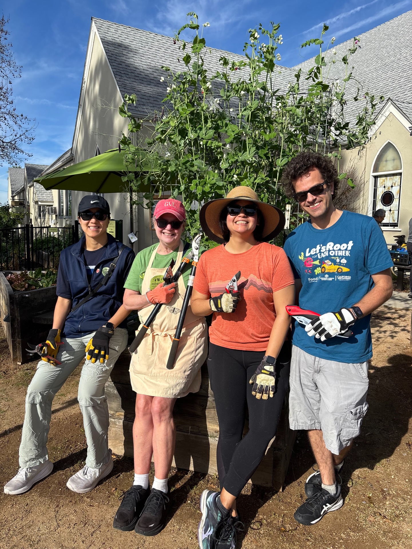 Fruit tree pruning is a science and an art…but it’s best with community hands! 🙌 ✂️ 🌳
Thanks to the learners and pros that showed up to help tend to our community orchard and take home practiced hands to help trees produce high quality fruit for all! 🍊🍒🍎🍑🍋🥭