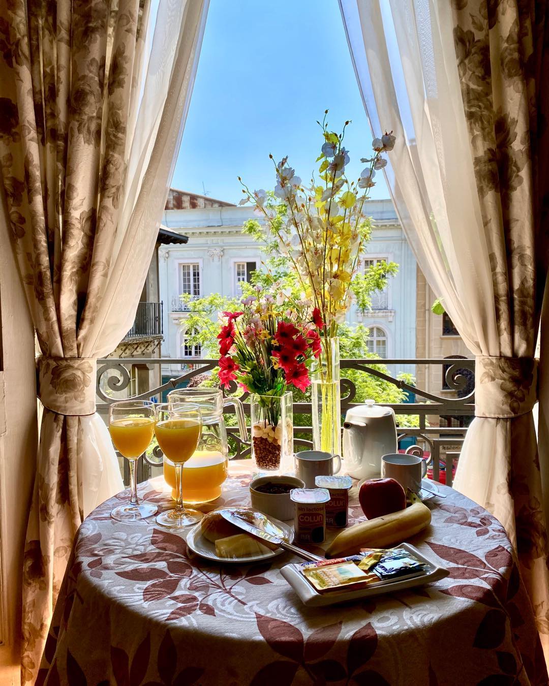Nada como un buen desayuno 😉para empezar el día . Y si le agregamos esta hermosa vista. Ven a hospedarte con nosotros en un ambiente acogedor ❤️