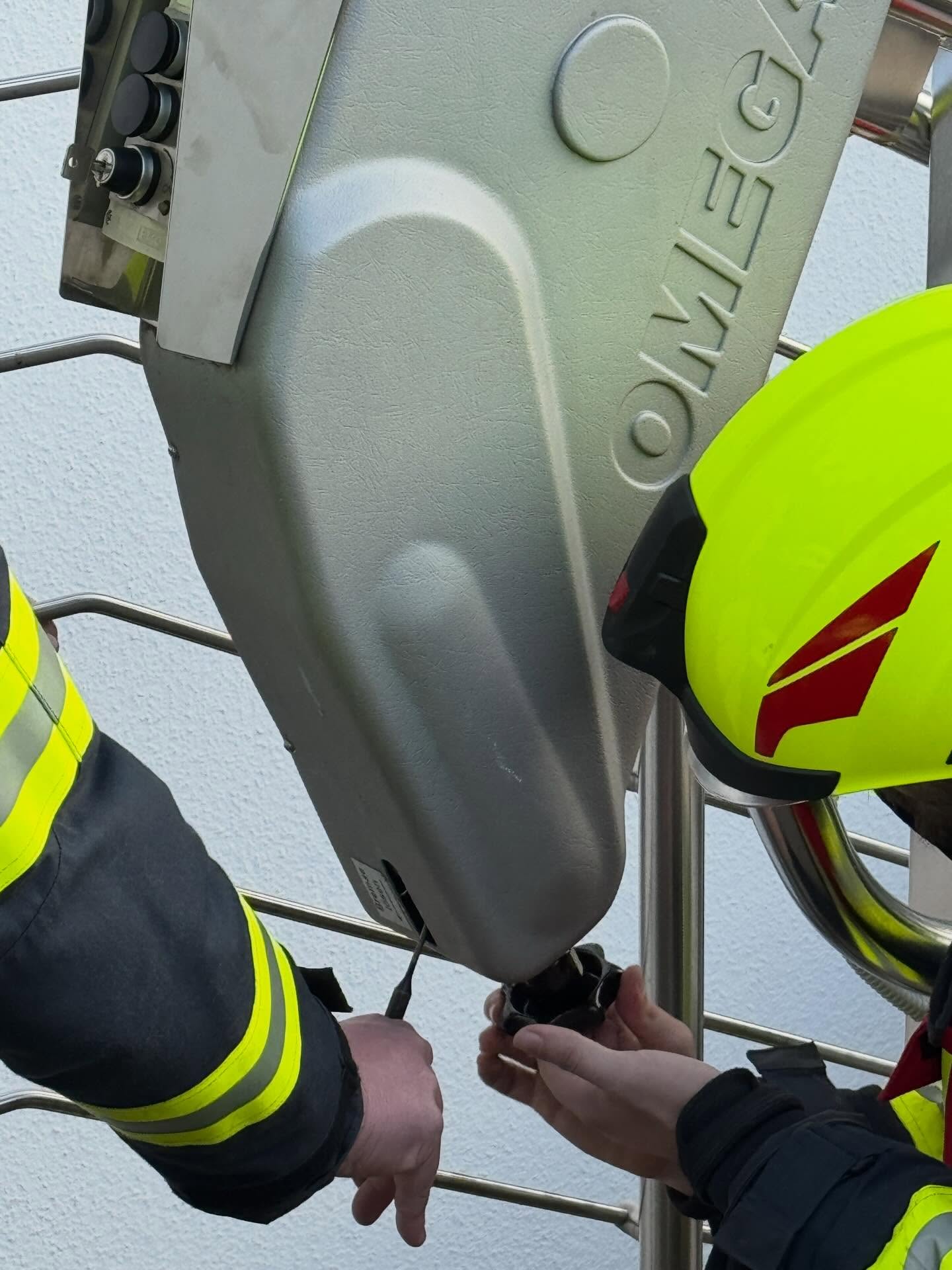‼️18.01.2026 – 15.02Uhr – T1 Person in Lift‼️
Notfälle kennen keinen Wochentag! Auch am Sonntag sind wir bereit, entsprechend unserem Grundsatz „Gott zur Ehr‘, dem Nächsten zur Wehr“ zu dienen.
Wir rückten somit mit 🚒KDOF, mit 🚒RLFA2000, 🚒LFB, 8 Mann + 3 Frauen hoch, zum Einsatz aus.
Wir konnten den Treppenlift zwar nicht „ordentlich in Gang bringen“, aber die Person sicher in dessen Wohnungsetage zurückbringen. 👍💪🫡🙋♂️
Was uns sehr gefreut 🙏 hat war, dass wir die „selbstgemachte Sonntags-Mehlspeise“ 🍰🧁geschenkt bekommen haben – die wir uns im Feuerwehrhaus bei der Einsatznachbesprechung haben schmecken lassen!
Herzlichen Dank 🙏 für dieses besondere, wunderbare Zeichen der Wertschätzung!
© SJF