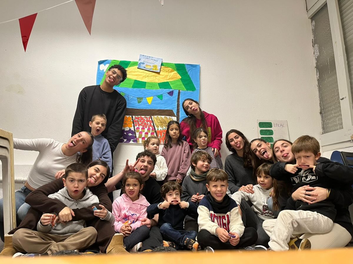 😎☀️Bon dia xirusplaiencs i xirusplaienques!!☀️😎 El dissabte passat els infants van fer...
🧡Petits els va visitar en Torner, un nen que havia d’anar a comprar al mercat ell solet i com no sabia com fer-ho😕va demanar ajuda als infants més petits de l'esplai💙. Per ajudar-lo vam fer un mercat de plastilina i així poder fomentar l'autogestió i la creativitat!!😊😝
🩷Mitjans Petits els va visitar el cavaller del Xirus⚔️💙 i a la Shanista la modista👗, la dissenyadora del nostre fulard i li sonava🧐 bastant el cavaller. Els infants van jugar a jocs variats per tal de fomentar la cohesió entre ells!! 🫂
💚Mitjans grans vam fer obres de teatre🎭😌 a partir d'unes frases fetes que els hi vam donar i vam tenir resultats molt divertits🤪!! Vam acabar la tarda jugant al llop, l'infiltrat i el futbol xinès.⚽️🐺
💜Grans van fer un supertrivial per tal de treballar els prejudicis!🤩🤩
🩵Súpers vam fer una activitat sobre com amb l’art es poden reivindicar✊ temes socials com, ara bé, el feixisme, el catalanisme, la immigració, l'habitatge... 🏠 💛
💛Joves vam jugar a una versió gegant d'un joc de taula que es diu codi secret🤫🤫. Vam fer molta cohesió amb el grup i ens ho vam passar d'allò més bé!!😆😆
Fins dissabte vinent!! Veniu que potser hi hauran sorpreses❗️🤭😝