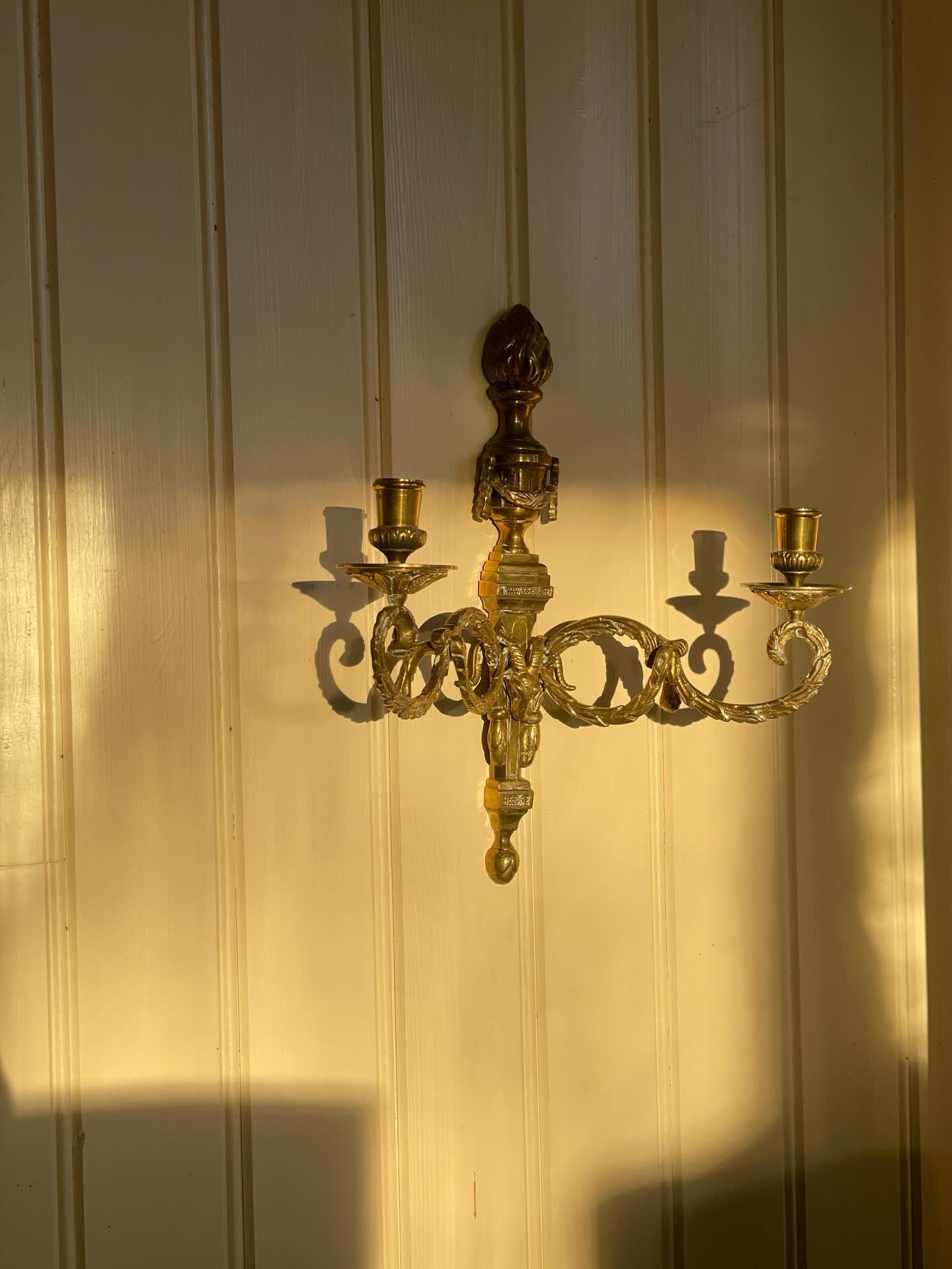 Omge dig bara med sådant du älskar - punkt!
Ser du till att omge dig med sådant du älskar i ditt hem? Enligt oss borde man ju endast ha sådant som man faktiskt tycker om och som gör en glad. Det behöver inte vara lyxigt men det ska vara sådant som du älskar och som skänker dig glädje.
Detta är något vi själva tänker mycket på. Vi är inte riktigt i mål än men på väldigt god väg. Man behöver inte ha så mycket saker, utan färre saker som man älskar att omge sig med. Hur tänker du kring vilka saker som får bo hemma hos dig? 😊