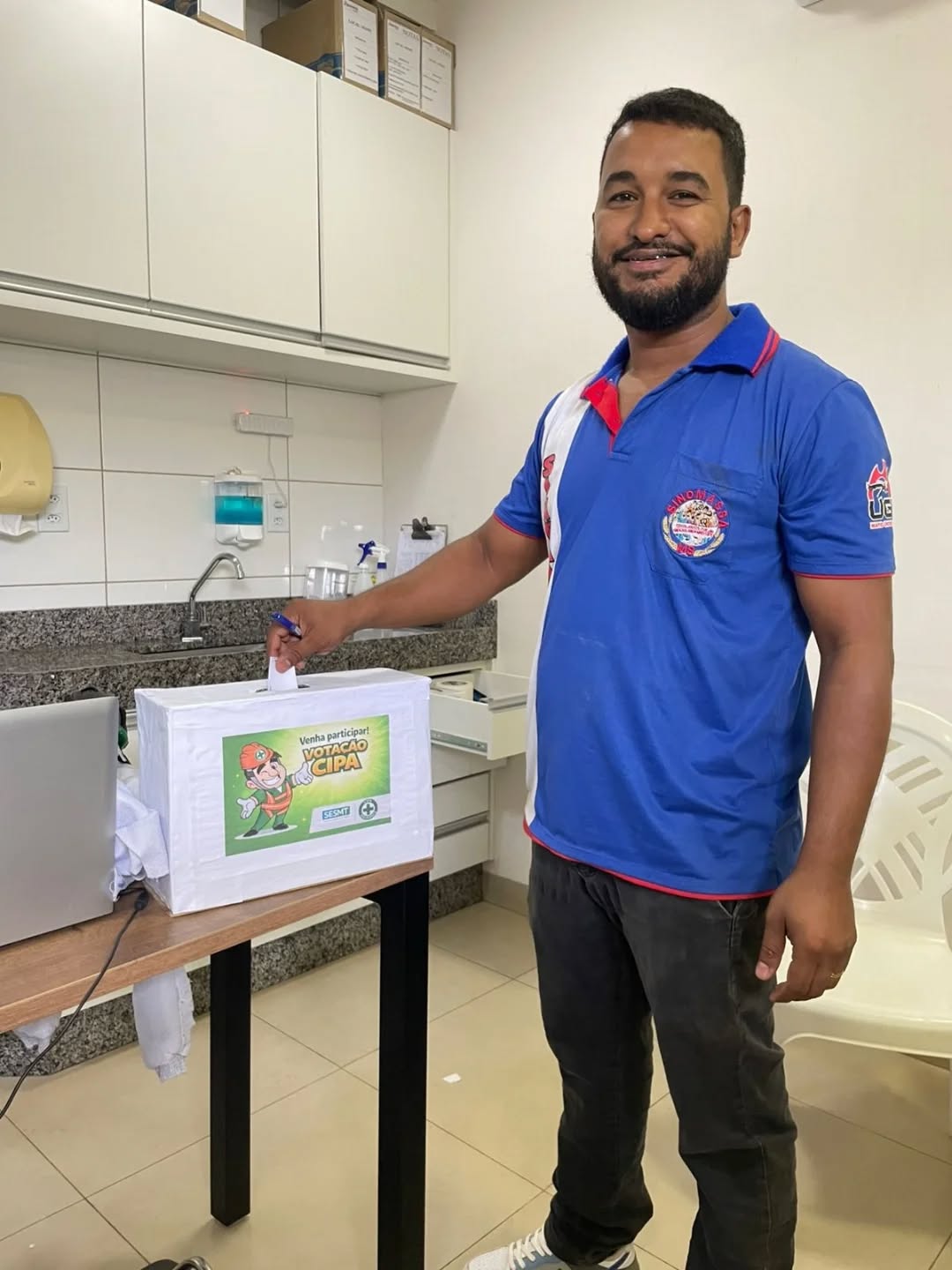 📰 NOTÍCIA DE ÚLTIMA HORA: Democracia e Segurança em Pauta na Iguatemi Foods
As urnas foram abertas em Iguatemi!
O SINDMASSA MS informa que foi realizado hoje o Pleito Eleitoral da CIPA na unidade da Iguatemi Foods.
A eleição é fundamental para garantir um ambiente de trabalho mais seguro e protegido para todos os colaboradores.
👷♂️ Liderança Presente:
Destacamos a atuação do Diretor local do SINDMASSA, Eliseu Aquino, que marca presença durante a votação.
Conhecedor da rotina da fábrica por também ser funcionário da casa, Eliseu reforça a importância da união e da participação massiva dos trabalhadores na escolha de seus cipistas.
O SINDMASSA segue acompanhando cada passo, garantindo que a segurança do trabalhador seja sempre prioridade máxima.
📸 Confira os registros do momento da votação.
#SINDMASSA #Iguatemi #CIPA2026 #Trabalhador #Segurança SindicalismoSerio MatoGrossoDoSul IndustriaDeAlimentos BreakingNews