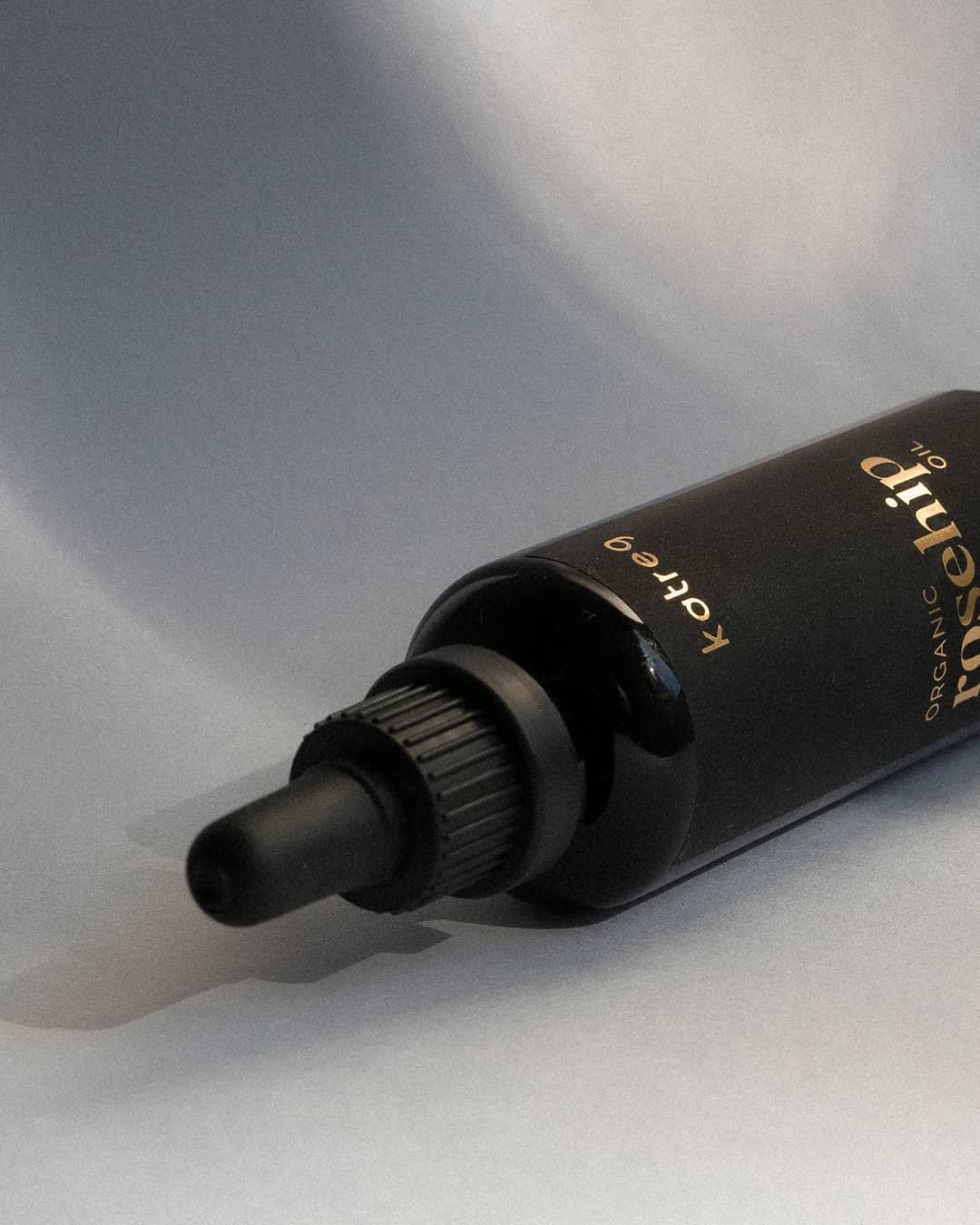Same as we wear SPF sunscreen to protect our skin from harmful UV rays, in Katreg we use ultraviolet glass bottles to protect our products.
Ultraviolet glass helps to slow down the decaying process of organic matter by blocking out all harmful visible light rays. It is scientifically proven to increase the potency of the stored compound, keeping our organic products fresh significantly longer than any other kind of glass (as clear glass allows light in the visible spectrum to penetrate through, causing products to degrade more quickly and encouraging microbial growth.)
#mykatreg #organicskincare #cleanbeauty#rosehip
#rosehipoil #naturalskincare#supportsmallbusinesses
#veganbeauty #toxinfreebeauty#greenlife
#veganskincare#crueltyfree#skincareproducts
#happyskin#katregorganics #organicbeauty #organicingredients #biocosmetics #recycle#oikyskin #skintips #skincare
#skincareproducts#katreg