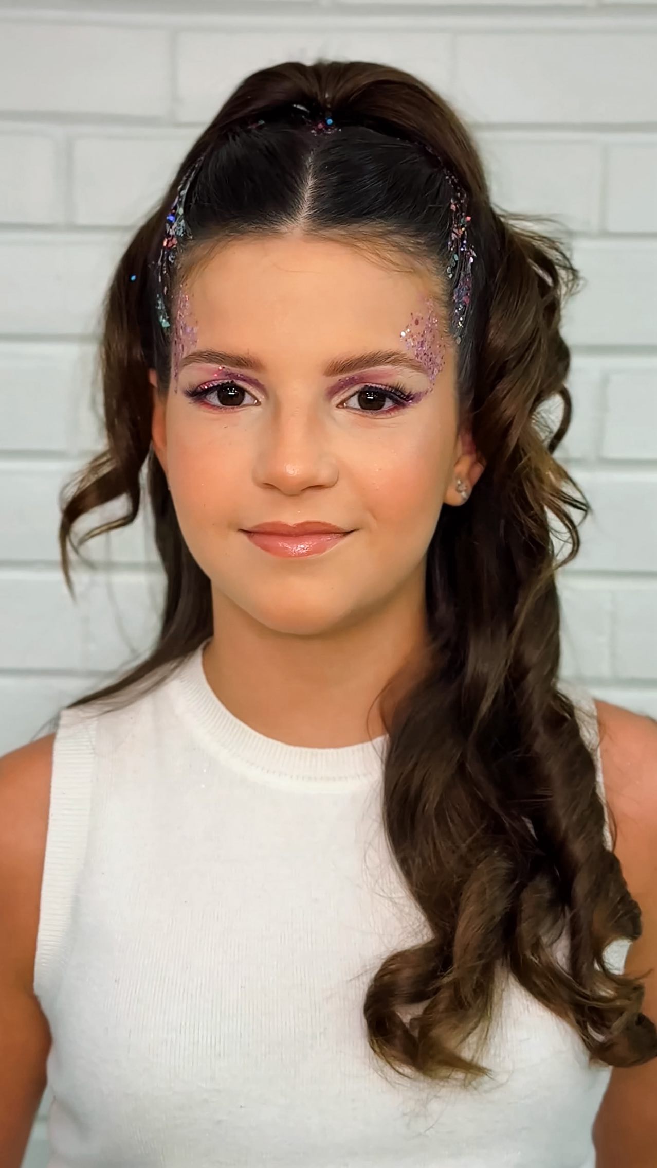 Esse combo de make + cabelo é tudo pra sair de pronta pro bloquinho 🎭✨
Leve, iluminado e com aquele glow de quem vai curtir muito 💃
Beauty, não esquece de agendar seu horário!