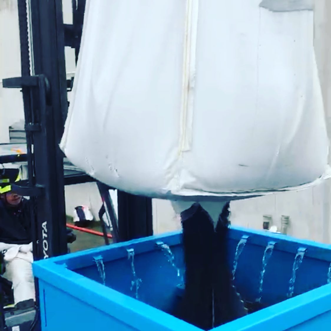 Remplissage des biofiltres
#biofiltre #palmenvironnement #assainissement