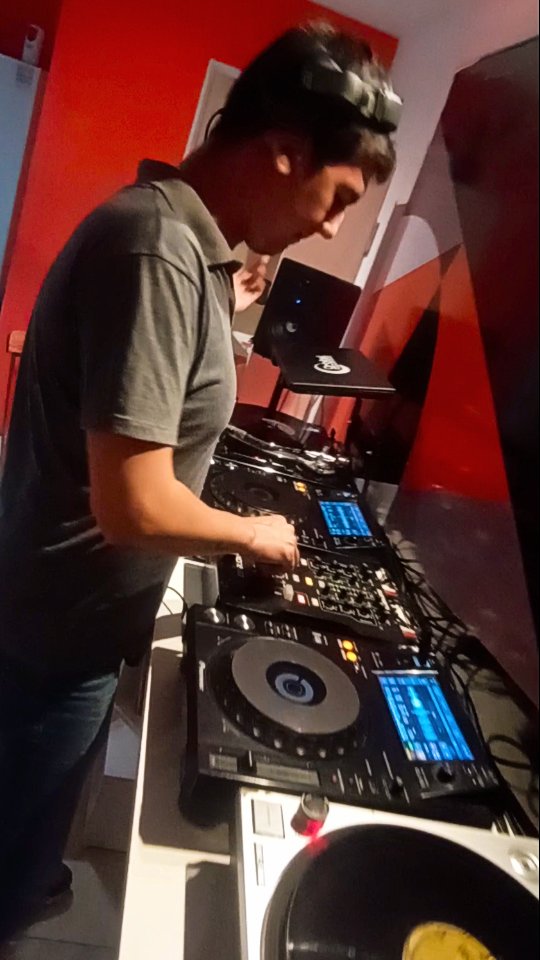 Entrenar el oído te permite percibir detalles que antes pasaban desapercibidos y, lo más importante, te da la claridad para organizar playlists que cuentan historias. ¡No es solo darle al play, es dominar el arte! 🚀
@mjrojas_96
#orbital #dj #academia #sedecentro #djlife cordoba