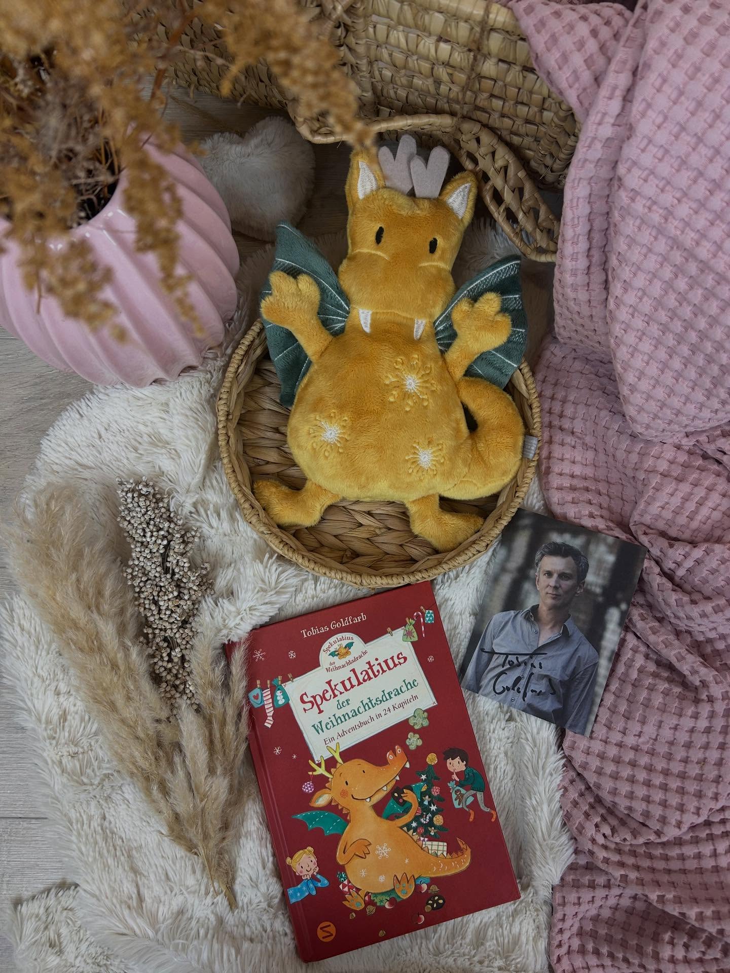 Schaut mal, wie schön ❤️
Ich habe meinen genähten Drachen an @tobias_goldfarb den Autor von Spekulatius, der Weihnachtsdrache geschickt – und als wundervolles Dankeschön ein signiertes Buch und eine Autogrammkarte von ihm bekommen.
Ich freue mich riesig, dass mein Drache bei ihm angekommen ist. Solche Momente sind etwas ganz besonders für mich.
Danke von Herzen, lieber Tobias
#artkdesign #spekulatiusderweihnachtsdrache #drache #tobiasgoldfarb