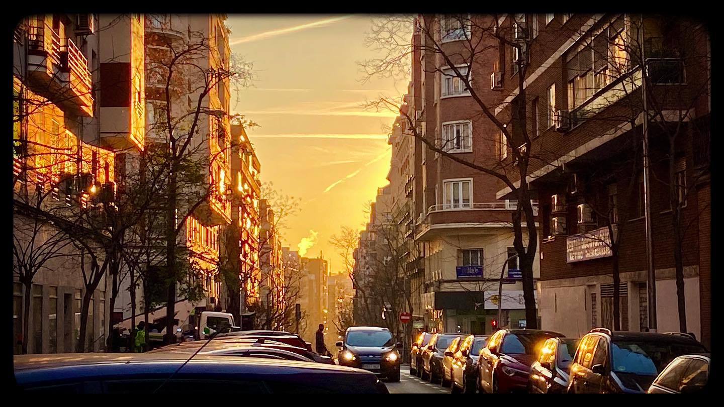 Madrid sunrise. Despierta mi ciudad. #madrid #calles #sunrise #pics #instantpics #instantanea #color #orange #daniparri #city #citystreets