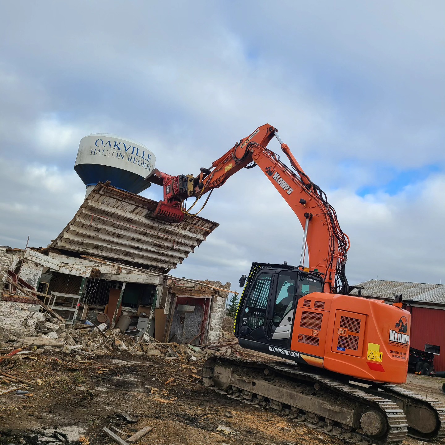 Playing around in the city last week.
#Demolition #Klompsinc #excavator #hitachi #oakville #watertower #barndemo #farmcleanup