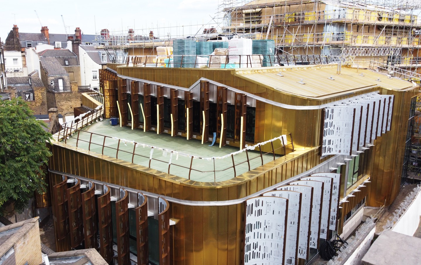London School of Hygiene, London.
This project is Predominantly KME Tecu Brass, in which AMR have fabricated and installed standing seam roofing, cladding (varying widths), cappings and feature louvres.
The project also has Ugitop 44 Aperam Tern Coat Steel feature band and standing seam cladding, Bauder built up felt roofing and a Eurosafe Mansafe system.
AMR have full design on this project, for 8Build LTD.
#AMR #KME #8Build #Bauder #Eurosafe #Cladding #Roofing #StandingSeam #Brass #Louvre #FlatRoofing #FeltRoofing #Design #LondonSchool #LondonConstruction #Fabrication