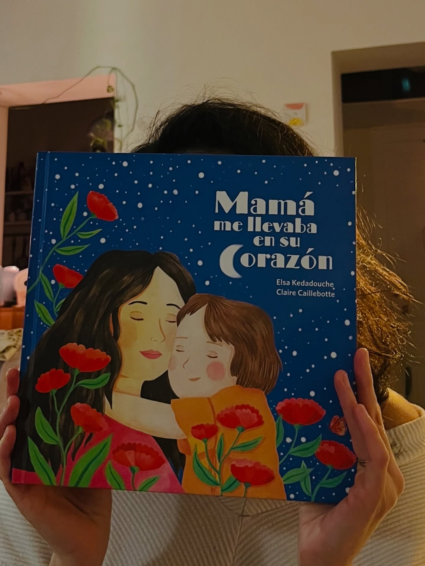 La jolie petite histoire du jour…
🏆 « Ma Maman ma portée dans son cœur » de @elsakedadouche et @clairecaillebotte est notre best seller.
💧C’est aussi le livre qui vous a fait le plus pleurer et nous aussi, lors des salons ou événements.
🖨️Nous venons de lancer notre 4ème tirage à l’impression (donc il est en rupture très temporaire !)
🇪🇸 🇵🇹 Ce livre a été traduit en portugais, en catalan et en espagnol, c’est le plus traduit de notre histoire :)
🍀 Pour fêter ce succès avec vous, nous vous offrons 3 exemplaires en catalan et 3 en espagnol, dédicacés par son autrice. Pour participer, vous pouvez tagger 3 personnes. Puis, nous procéderons à un tirage au sort. Résultats vendredi 23/01 à 12h. Bonne chance ! ⭐️
🩷 AMOUR SUR VOUS 🩷
#litteraturejeunesse #adoption #meredecoeur #amourplusfortquetout #deuxmamans #dosmamas
