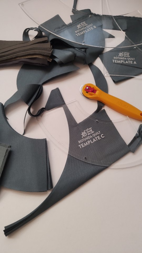 Did you know that the #RotundaQuiltPattern has accompanying acrylic templates from @cutoncequilts !?
On top of being SO helpful with piecing the Rotunda Quilt, I've designed another quilt that you can use them for that's coming VERY soon!