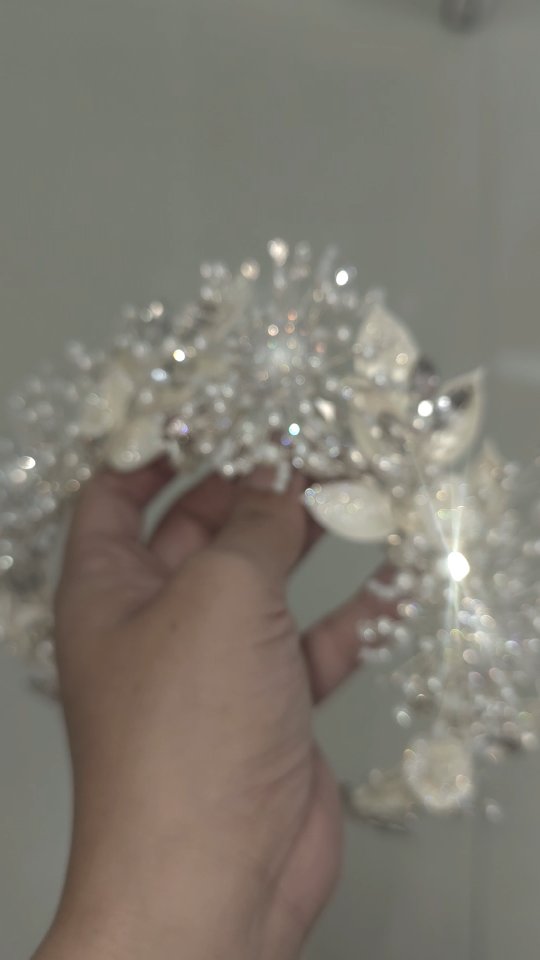 No puedo con tanta belleza 🥹
¿Sabían que los maxis son mi estilo favorito?
#weddinghairpiece #tocadosnovia #bridetobe #tocados #bespoke #weddinghairstyle