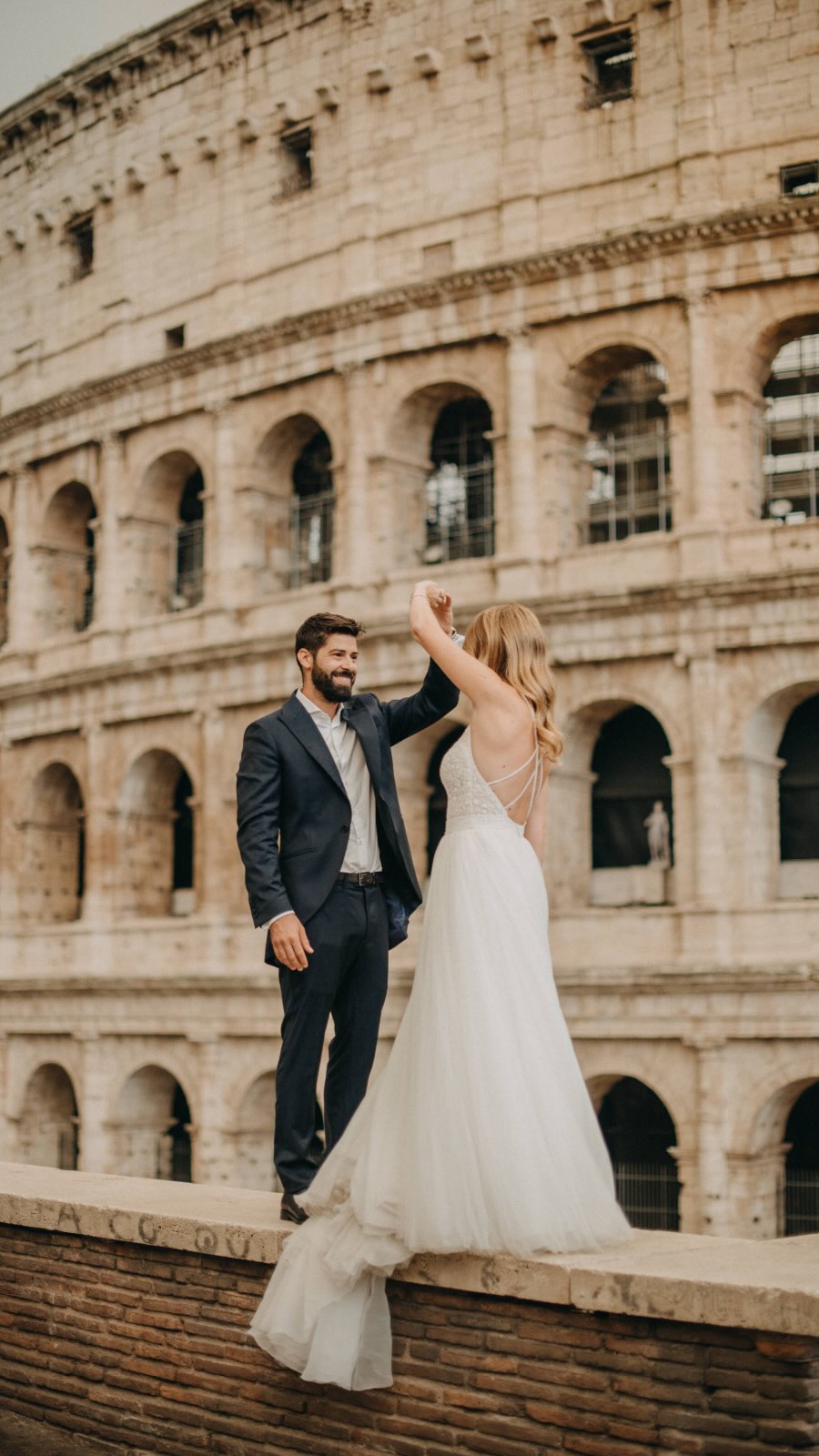 Save this if Italy is on your wedding moodboard!
Cobblestone streets, golden light and a love story that feels straight out of a movie.
@bodasdecuentonew
@pisandocontinentes
@aleexsss
@rosa_clara
@lanoviavintage
@javiergonzalo_oficial
@acus_complementos
#destinationwedding #luxuryweddings #luxuryweddingphotographer #romewedding #spainwedding