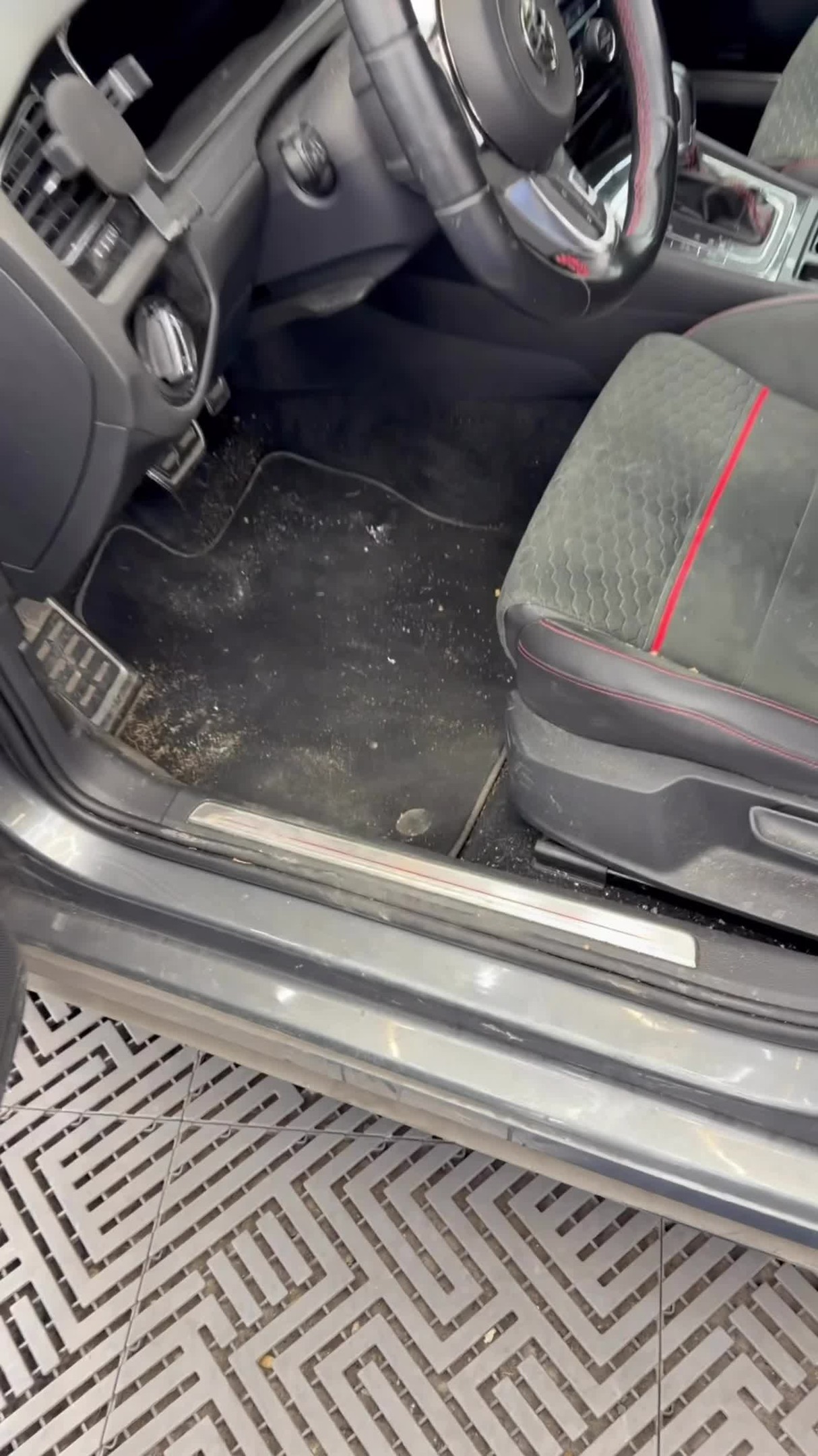 🧽 VW Golf GTI – Nettoyage intérieur express
45 minutes pour rafraîchir l’habitacle et retrouver un intérieur propre à petit budget.
⏱ 45 min | 💰 CHF 50.–
Chez EasycleanVS, on s’adapte à votre temps et à vos besoins 🚘✨
#EasycleanVS #GolfGTI #NettoyageAuto #Detailing #Express #CarCare #Valais