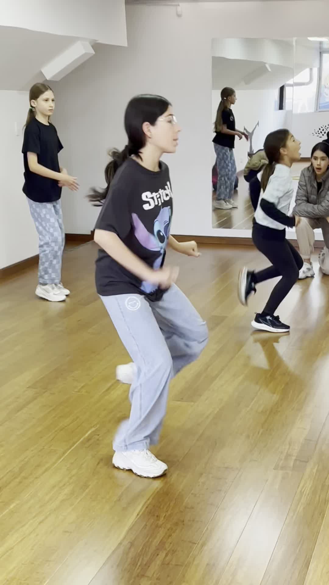 Encuentra tu ritmo, descubre tu talento. 🌟
👉🏻 El aprendizaje es el lugar donde la confianza se construye paso a paso.
Ven a explorar tus capacidades en nuestras Clases de Artes escénicas 💃🏼
Matrículas Abiertas 📱
Contáctanos y reserva el cupo de tu hijo 3118617584 y visita nuestra página web haciendo clic en el enlace de la bio.