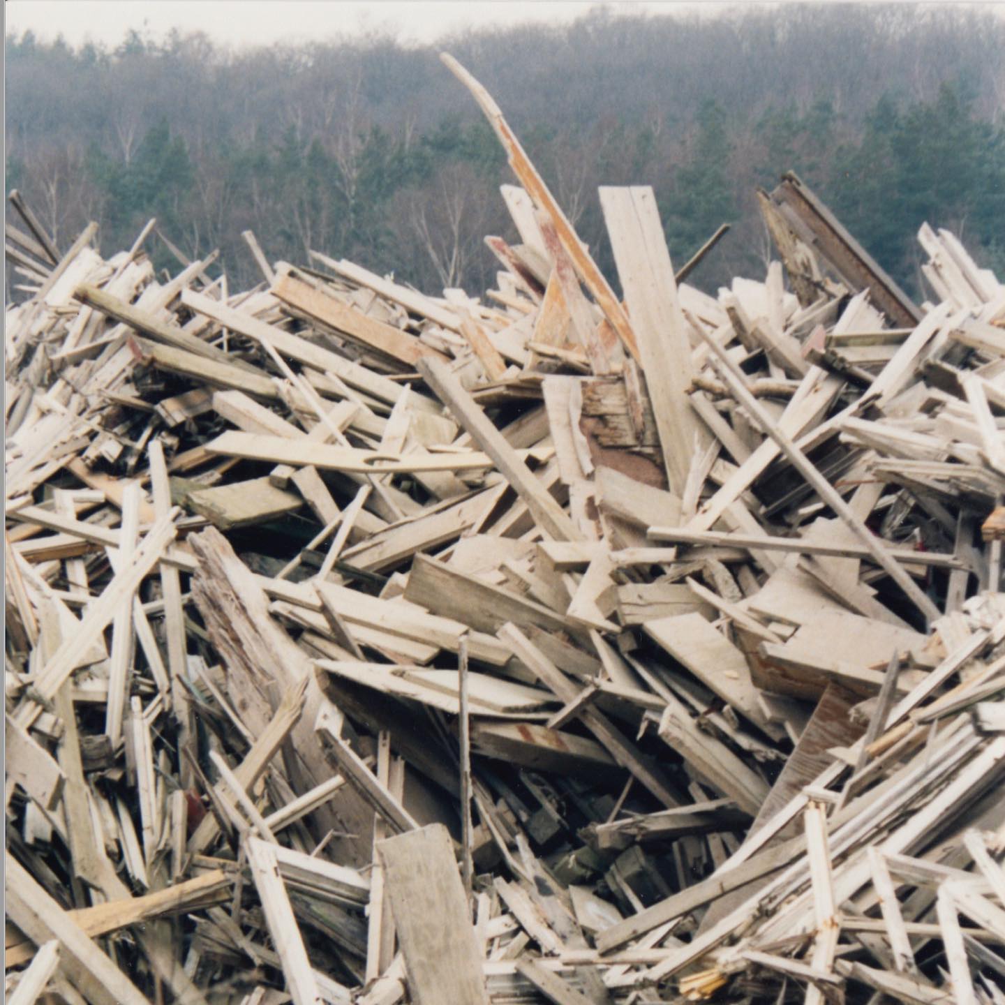 Der Heller 1996, 1/3: Berg vor Bergen. Als die GSSD bis 1992 aus Dresden und damit auch von Heller abziehen, bleibt viel Unrat auf dem Heller zurück. Freundlicherweise zur Verfügung gestellt und Bildrechte bei: Ulbrich, G..