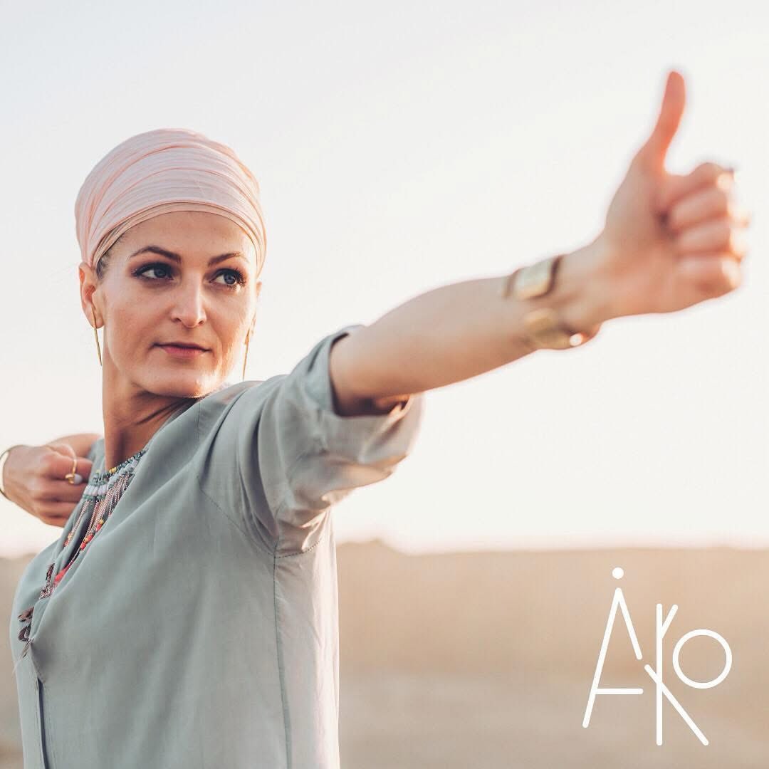 ✨ Sat Nam, mīļie! 🙏🏻
Šodien vēlos atgādināt un vēlreiz ar prieku padalīties ar savu logo, kas tapa jau kādu laiku atpakaļ, sadarbībā ar mākslinieci @inga.bitere . 💫😽 Paldies Tev, Inga – Tu vienmēr jūti būtisko neredzamajā un proti to izcelt redzamajā.
Šis logo sevī iemieso Kundalini jogas garu un senlatviešu spēka zīmes:
🔺 Dieva zīme – debesjuma, vīrišķā spēka un augšupvērstas enerģijas simbols, tradicionālā trijstūra formā ar “Dieva aci”.
🌞 Saules zīme – aplis, kas pārstāv dzīvības ritmu, auglību un mūžīgo kustību.
Šīs zīmes nav tikai dizains – tās ir enerģijas, kas atbalsta ceļā uz apzinātību, pašizziņu un līdzsvaru. Tas ir vizuāls atspoguļojums manas iekšējās prakses un aicinājuma dalīties ar gaismu.
🔮 Wahe Guru! Lai top, lai turpinās!
#AmangeetKaur #KundaliniYoga #Apzinātība #SenlatviešuZīmes #WaheGuru
