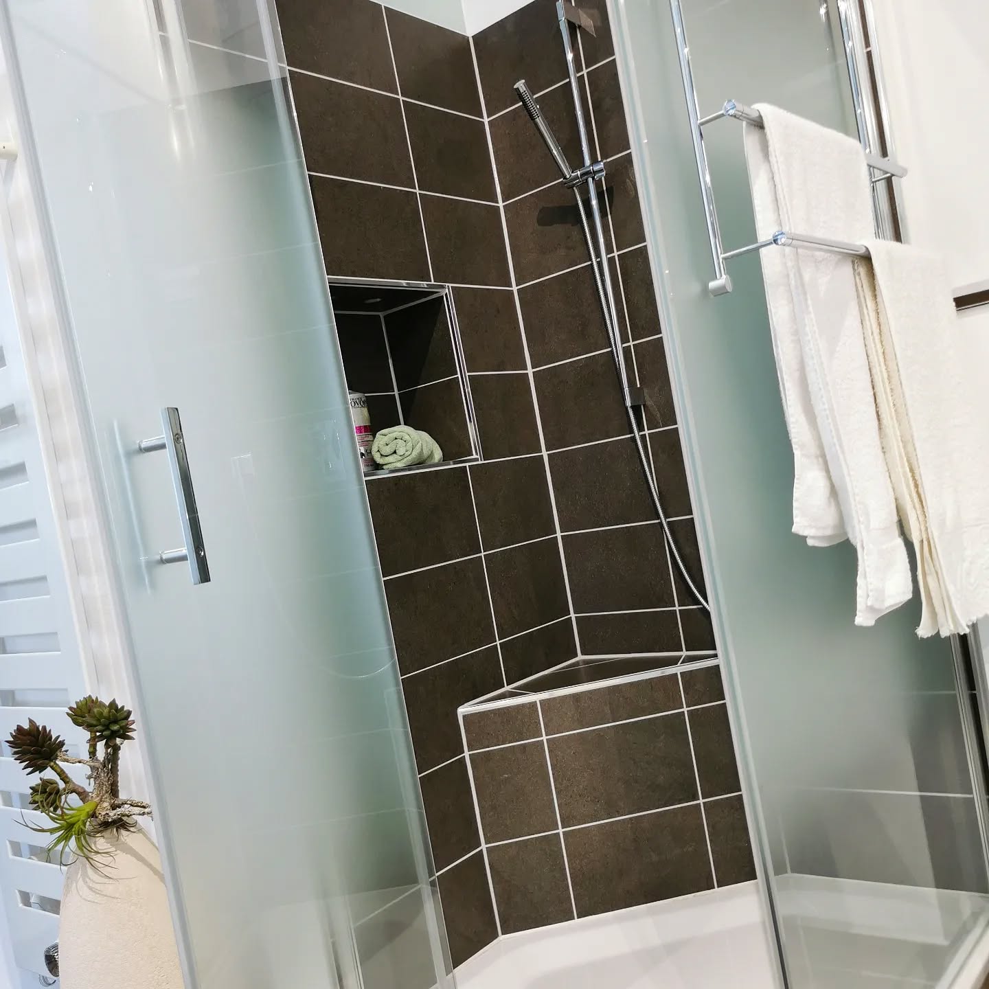 So schön der Urlaub auch war.... Man duscht sich dann doch am Liebsten zu Hause. - Wenn nicht, wird es daheim dringend Zeit für eine neue Dusche. 🚿
.
#gittfried #karlsfeld #ausstellung #baddesign #dusche #brause #wellness #Freude #entspannung #bad #badezimmer #oase #beratung