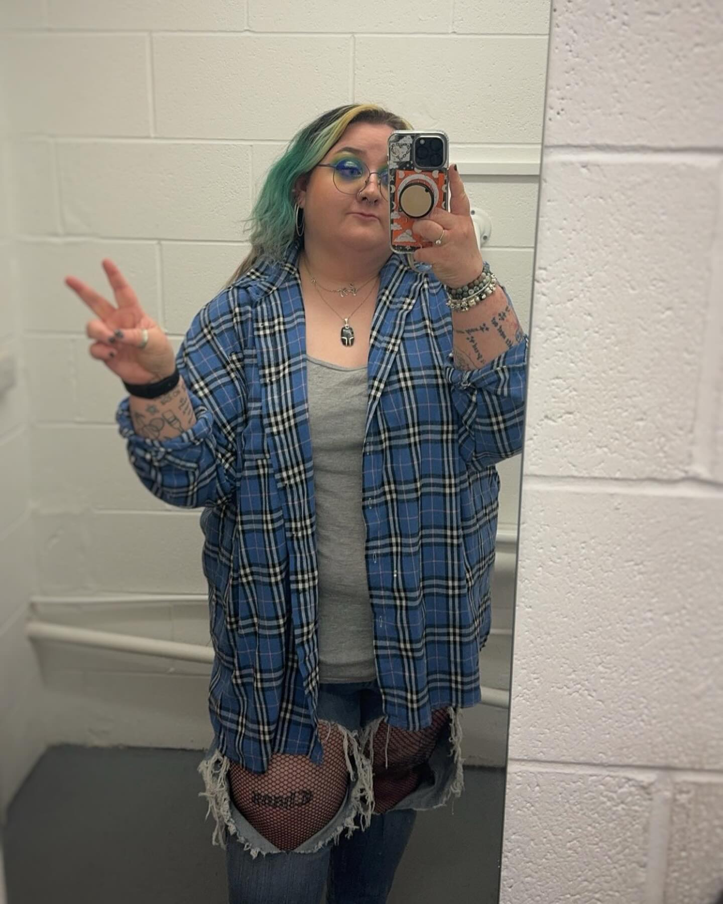 Crawled out of my rut for like 5 whole hours today.
Blog: I know my schedule is a bit all over the place, but as some people will know it’s coming up to a year since I entered into the deepest, darkest rut I’ve ever been in, and I’m still not out of it. So, I am trying to get my shit together. It’s just draining a lot of energy from me currently. If you’re still waiting on a review, drop me a DM and I’ll make sure it’s on my list!
-
-
-
-
-
-
#discoverunder5k #discoverunder10k #blogger #Nottingham #musicblogger #music #alt #poppunk #alternative #altgirl #bpd #bpdrecovery #bpdlife #metal #rock #emo #emogirl #mentalhealth #altrock