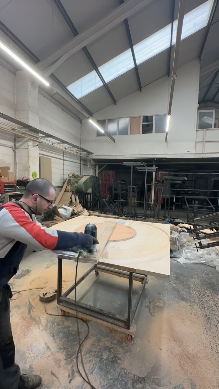 Cutting this epoxy resin round table top to perfection.
#rccfurniture #bespokefurniture #sheffield #oakfurniture #epoxy_resin