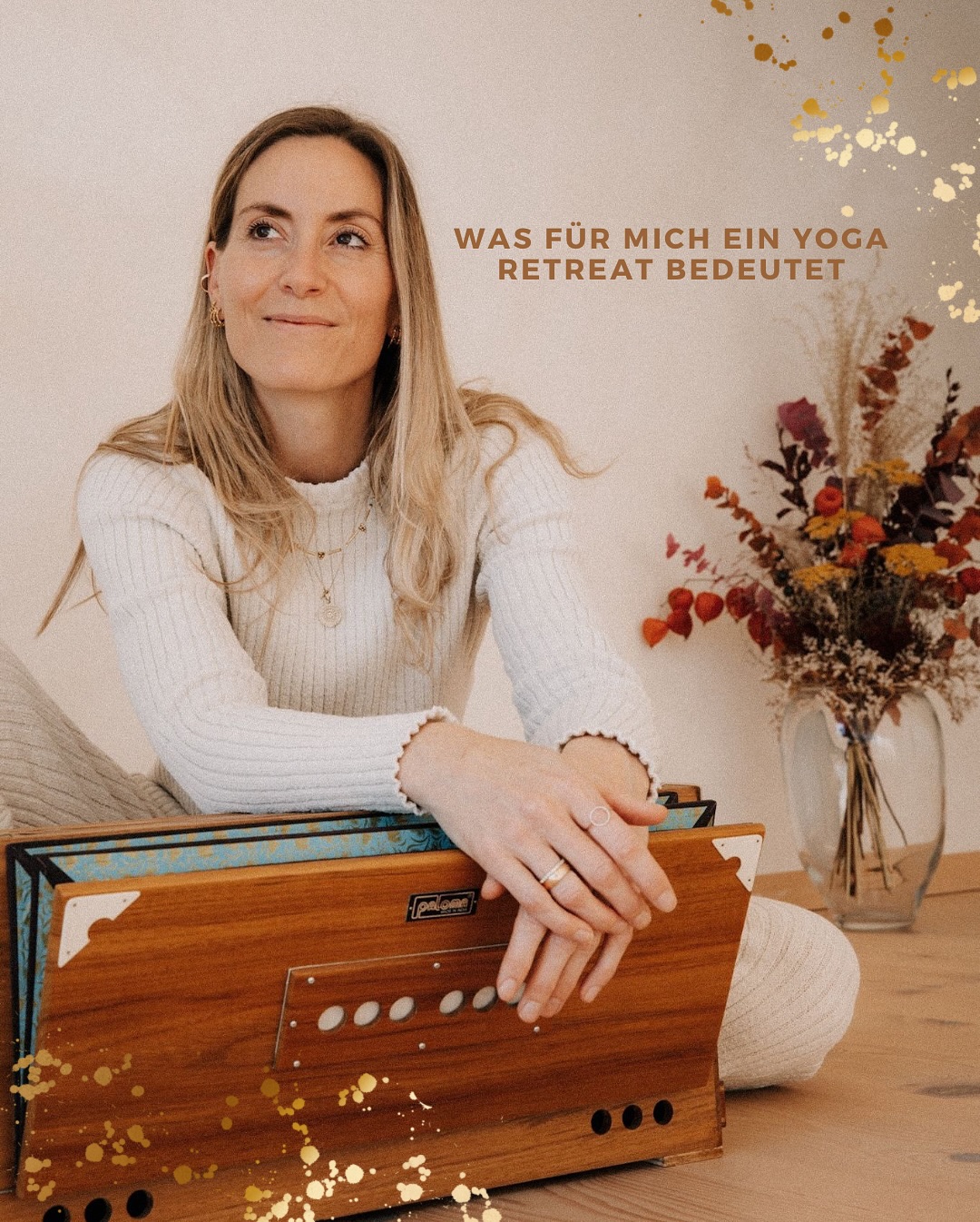 Was für mich ein Yoga Retreat bedeutet.
Über einen längeren Zeitraum mit der gleichen Gruppe zu praktizieren, ist ein großes Geschenk.
Jeder Einzelne gibt seinen Beitrag, durch seine Energie, sein Dasein und in den Austausch gehen.
Manchmal nonverbal, manchmal auch mit dem Teilen seiner eigenen Erfahrungen in der Praxis, die für die gesamte Gruppe ein Mehrwert sind.
Verbindung wird noch mehr spürbar, gegenüber dem Menschsein und dass uns ein Gefühl oder eine Emotion, ein Erleben nicht allein gehört, sondern wir sie alle in uns haben und nicht allein besitzen.
Zu erkennen, niemals alleine mit etwas zu sein, durch mehrere Tage auch die Chance, sich selbst besser kennenzulernen. Wie bin ich in einer Gruppe? Wo beginne ich, über andere zu werten? Was sind meine Mechanismen über mein inneres Bewerten? Wo und wie sehe ich mich selbst in der Gruppe?
Ein Retreat gibt uns Zeit, nicht gleich wieder rauszufallen, sondern durch wiederholendes Praktizieren und Sitzen in der Meditation erst zu bemerken, was es für einen Unterschied im inneren Erleben macht und welche Auswirkungen das auf unsere Präsenz und unsere Wahrnehmung hat.
Wenn du abseits von deiner persönlichen Yogapraxis diesen Mehrwert erfahren möchtest, lade ich dich ein, mit nach Marrakech von 12.–17. Oktober 2026 zu kommen.
Weniger Ablenkung, mehr Zeit, um dich selbst zu „sehen“. Ein besonderer Ort, der dich durch seine Natur dabei unterstützt, Raum in dir zu schaffen und ganz viel Liebe zu erfahren im Erfahren, Teil einer Gemeinschaft zu sein. 🫂
Du bist unsicher, ob du dich alleine anmelden sollst? Gerade wenn wir alleine sind, lernen wir. Es sind die ersten Worte, die ich über mich erzähle, wenn ich jemandem Neuem begegne? Und wie schnell es geht, aus jemandem Fremden einen Freund zu gewinnen.
Desert Soul Journey 12.-17.10.26
Im wunderschönen @babzouina
Alle Infos findest du auf www.freedompractice.at
Unglaubliche Vorfreude auf alles was hier entsteht. ❤️🔥
Natascha