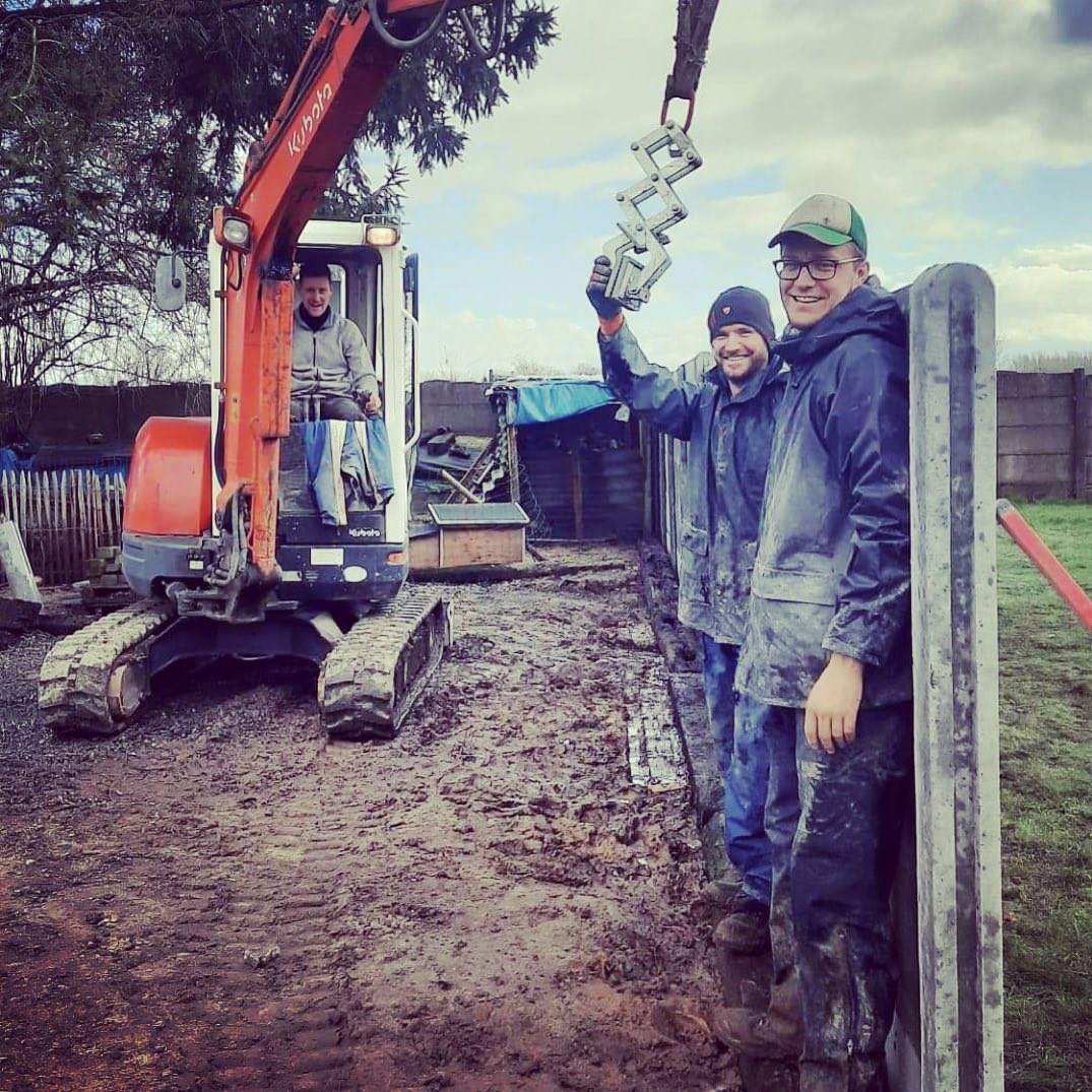 Top team! 👌 door regen en wind ! #betonafsluiting #www.vdbgardening.be