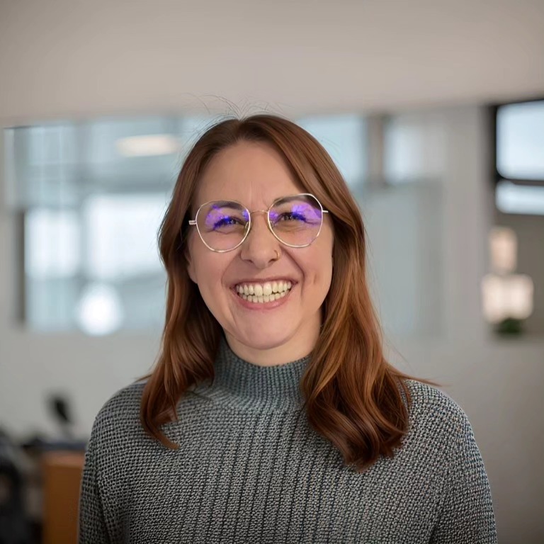 Wenn die Miete oder das Hausgeld nicht gezahlt werden, bekommst Du einen netten Brief von Mareen. Sie kümmert sich fleißig und nachhaltig um den Geldeingang der WEGs und der Eigentümer. Als zusätzlichen Aufpasser hat Mareen ihren Hund dabei. Alles möglich bei uns!
#mietverwaltung #wegverwaltung #hausverwaltung #bürohund