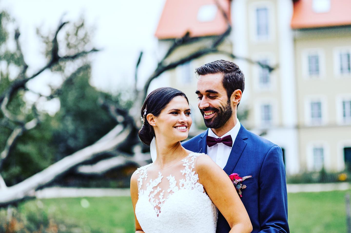 It is time to start this year with even some more positive things than the outlook. Even last year was quite an up and down this moment truly was one of my favorites. Even it was freezing 🥶 cold the couple stand strong. Thank you for this peace of light! #love #2021 #wedding #weddingphotography #weddinginspiration #weddingdress