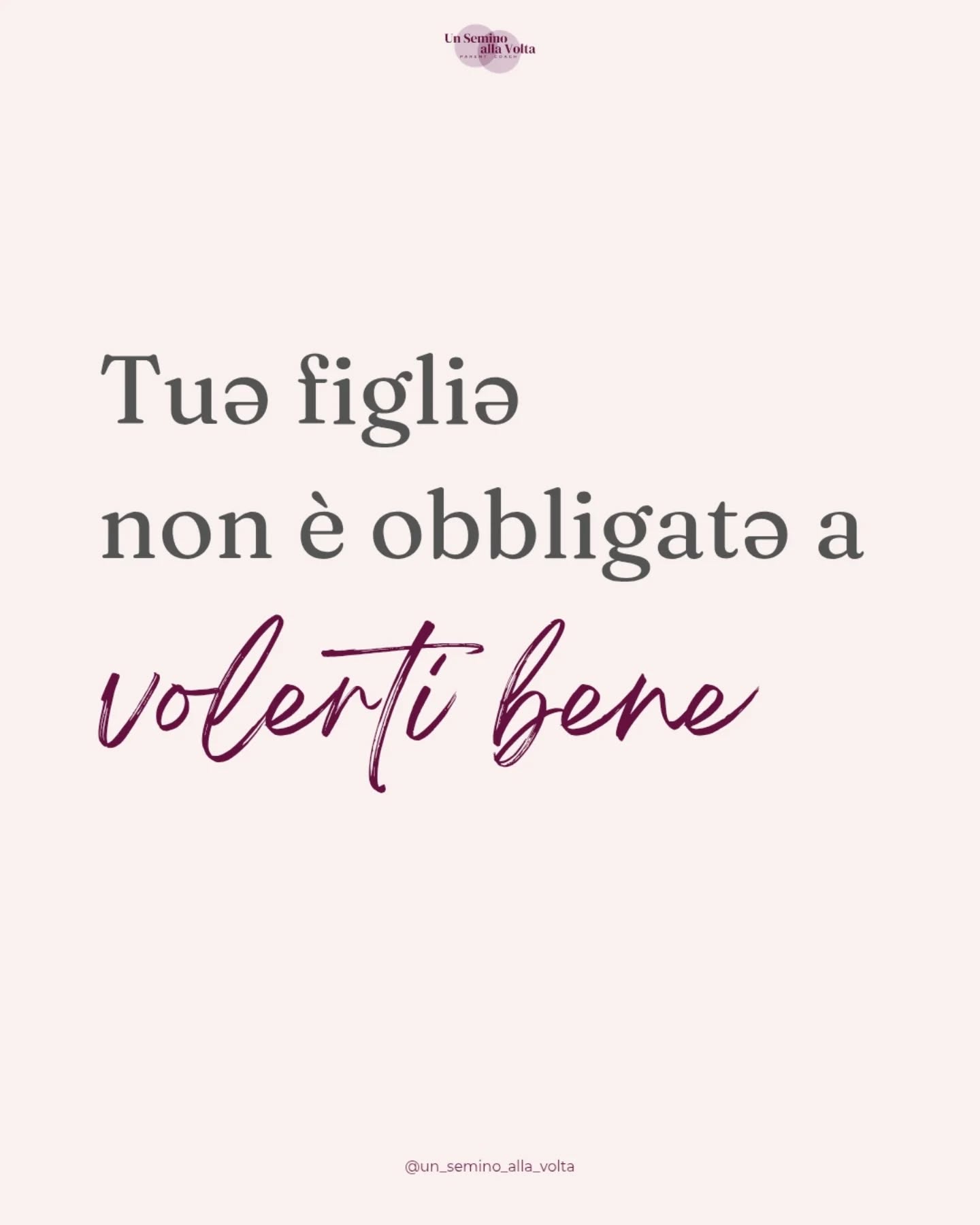 Fermati, fermati.
Lo so, lo so quello che stai per scrivere nei commenti. Ti anticipo io, ok?
“E allora a cosa serve educare?”
“Così crescono senza rispetto.”
“Poi non lamentiamoci se i ragazzi di oggi sono egoisti.”
“Ma quindi dobbiamo farci mettere i piedi in testa?”
“Questa è educazione permissiva mascherata.”
“Poi però da grandi tornano a casa solo quando gli serve qualcosa.”
“Con questo approccio si perdono le regole.”
“Poi tutto bamboccioni”
“Con queste teorie moderne state rovinando le famiglie.”
“Io sono cresciutə così e sono una brava persona.”
“Poi però quando diventano adolescenti piangono tutti.”
Il rispetto, la gratitudine, l'affetto, l'impegno ecc sono tutti valori importanti ed è bellissimo volerli trasmettere ai nostrə figliə.
Lo penso davvero.
Ma non è questo il punto.
Il punto è un altro, ed è un po' più scomodo da guardare: i nostrə figliə non hanno nessun obbligo nei nostri confronti.
Non ci devono amore.
Non ci devono riconoscenza.
Non ci devono felicità.
Non sono entratə nella nostra vita con un contratto. Non c’è nessun patto di restituzione da onorare.
La relazione genitore–figliə non è una relazione tra pari, bensì asimmetrica dove la responsabilità è tutta dalla parte dell’adulto.
Quando carichiamo i bambinə di quel dovere emotivo — devi farmi felice, devi ringraziarmi, devi comportarti bene per me, devi diventare il mio riscatto — stiamo spostando su di loro un onere, un compito, un'incombenza che non gli appartiene.
Desideri coltivare il rispetto? La gratitudine? La condivisione? La realizzazione? Tratta gli altri con gentilezza, dì ad alta voce le cose di cui sei gratə, sii generosə di oggetti e ancora di più di emzioni, relalizzati.
E impegnati a crescere bambinə liberə. Sì, anche da te stessə.