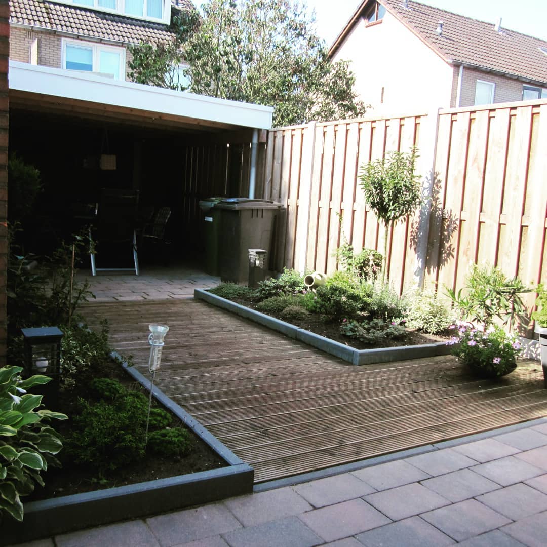 Kleine tuin, vriendelijk groen en houten vlonder