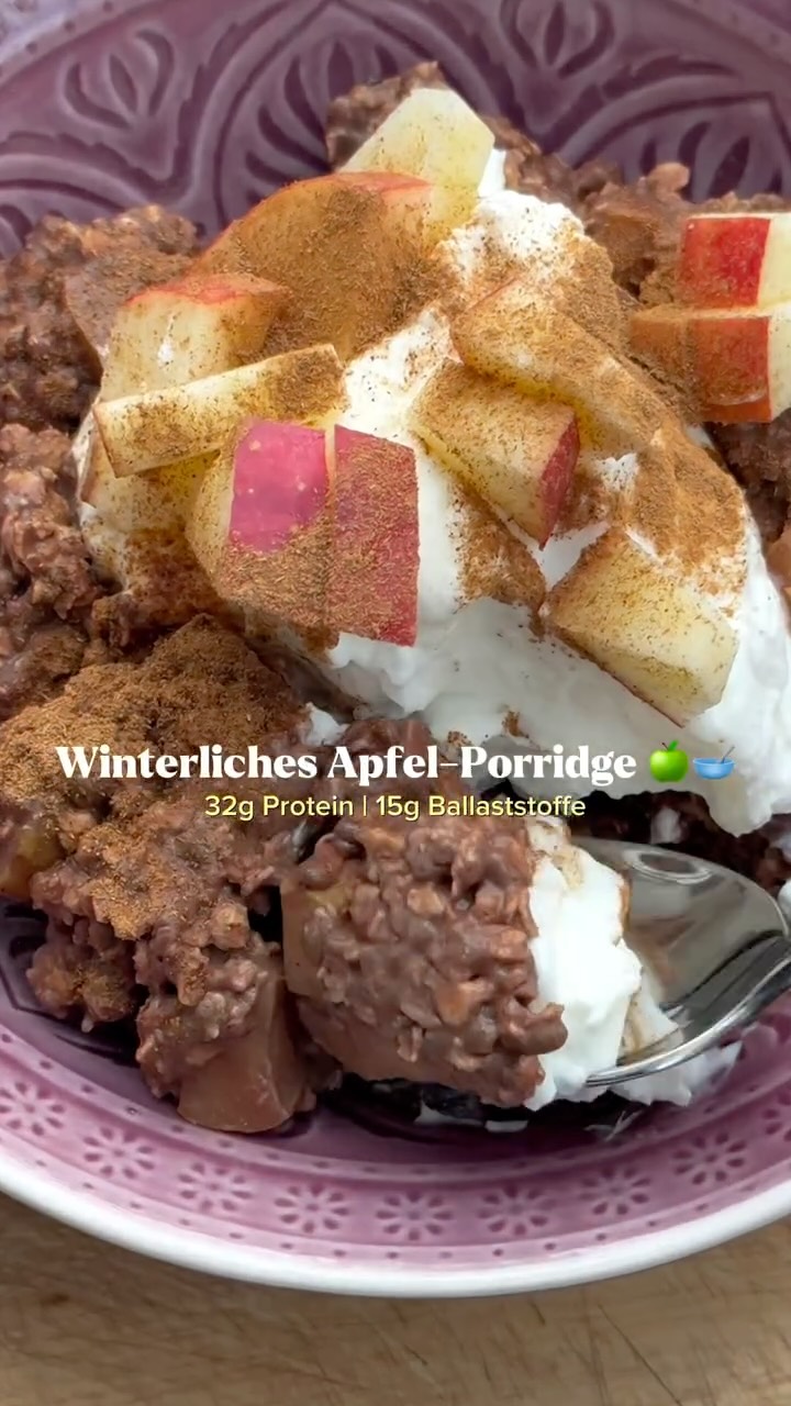 APFEL-PORRIDGE ✨ Mehr Protein & Ballaststoffe im Frühstück, mehr Sättigung, mehr Energie für den Tag!🥳🍏 Schnell zubereitet & so lecker. Ich sage nur: Guten Appetit!!🙌🏼
✨ REZEPT ZUM ABSPEICHERN
Zutaten für (m)eine Portion:
1 Apfel, klein geschnitten
4 EL feine Haferflocken
1/2 EL Chiasamen
Sojamilch, ungesüßt
1 gehäufter TL Zimt
1 TL Kakaopulver (optional)
1 Prise Salz
150g Skyr (o. vegane Alternative)
Zubereitung:
3/4 des Apfels in einen Topf geben und einen Schuss Wasser dazugeben. Wenn das Wasser verdampft ist und die Äpfel weicher, sind Zimt hinzugeben und dann Sojamilch, damit die Äpfel nicht anbrennen. Chiasamen, Haferflocken und Salz unterrühren und mit so viel Sojamilch aufgießen, dass alles gut bedeckt ist. Kurz köcheln lassen. Dann mit Skyr, dem restlichen Apfel und Zimt servieren. Fertig!☺️ Guten Appetit!!
Folg mir gern für mehr solcher Rezepte & Input rund um (Sport-) Ernährung @franziska.hadaschik 💌
•
•
•
#frühstücksrezept #gesundesfrühstück
#gesundesrezept
#proteinreichesfrühstück #proteinreich