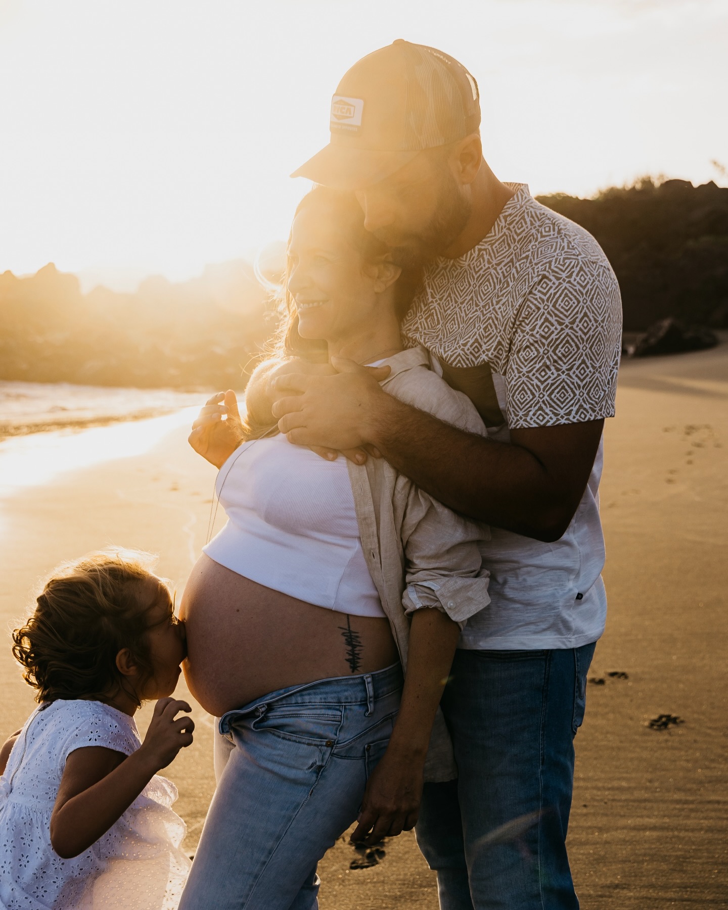 Une famille pétillante, une petite fille débordante d’énergie, un toutou 🐶 à fond, un coucher de soleil comme je les aime, où le sable devient or 🌅
Merci 2025 de m’avoir mis sur le chemin de personnes en or, des familles, des couples, des mariés… 🙏
Pour 2026, je veux toujours ça: du vrai, du vivant, et 💯 % good vibes only 😎
Let’s go 🚀
—
Je suis Carmen, photographe de l’humain, je raconte vos histoires d’amour ici et ailleurs. Dans une ambiance cool, naturel, et chaleureux !
#photographeiledelareunion #famille974 #reunionislandphotographer #shootingphoto974