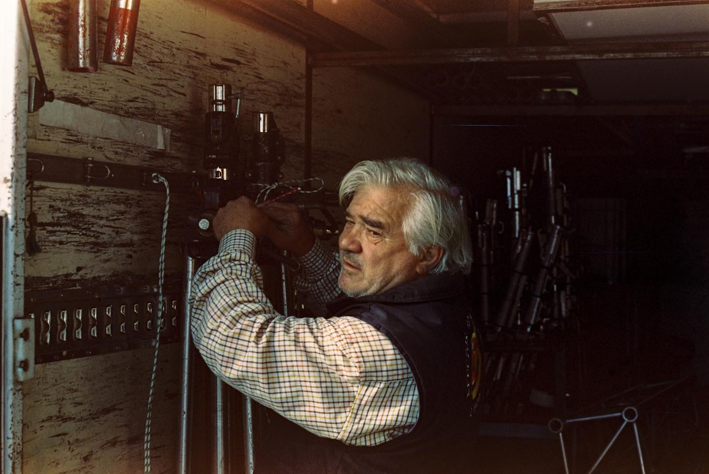 Hoy es un día triste. Se nos ha ido Miki. Hace muchos años que le conocía y de él aprendí mucho de este oficio. De FM fue uno de los mejores jefes. No tuvo problemas en reciclarse y dar un pasito para atrás y dejar pasar a las nuevas generaciones. Siempre dándolo todo en los rodajes, incansable. Miki un abrazo enorme. Gracias Manu Martino por la foto de nuestro compañero.