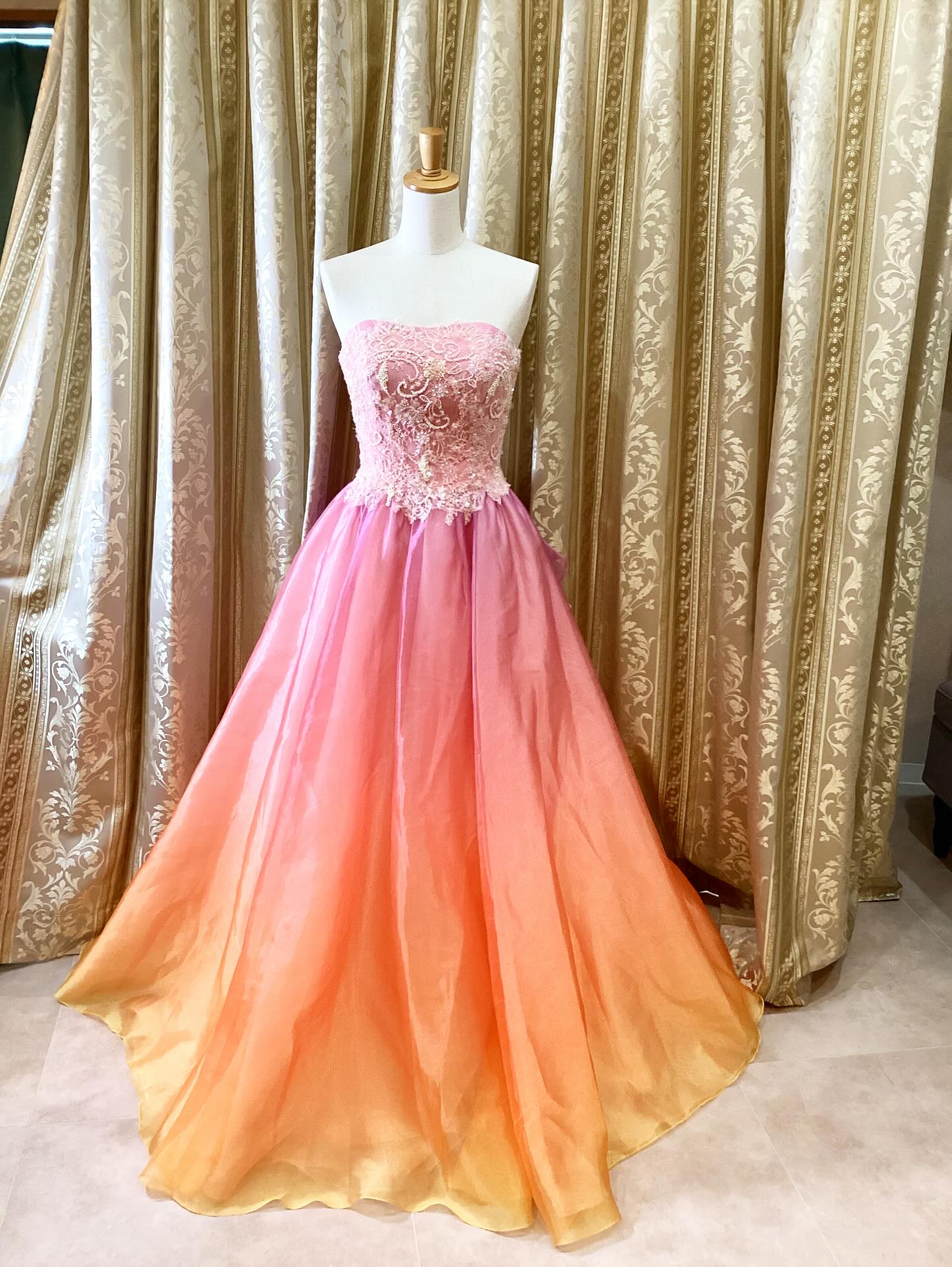 NEWドレス👗✨
オレンジ🧡ピンク🩷グラデーションドレス👗
胸元はビーズとスパンコールの刺繍デザインです。
後ろはBIGリボン🎀がついていて素敵すぎるドレス👗です
9号〜13号 後ろサイズ幅効きます。
背中編み上げ紐、背中ゴムあり仕様
レンタル価格16,000円(+税)
(3泊4日| クリーニング基本プラン込)
1ワイヤーパニエ→無料レンタル
3ワイヤーパニエ→500円+tax
学生証のご提示でレンタルドレス10%off
(学割対象外: キッズ&ジュニアドレス、小物レンタル、販売品)
……………………………………………………
◉当サロンのベースはレンタルドレス営業
となりますため【完全予約制】です。
販売品のご購入やご試着も【事前に来店予約】
が必要となりますので予めご了承下さいませ。
◉とくに【土曜日】は早いうちから
ご予約枠が埋まる事が多くなっております。
ご予約はお日にちに余裕を持って、
早めにご連絡頂きますようお願い申し上げます。
▶︎ご予約
【HPご予約フォーム】が大変便利です(24時間受付)
※ LINEやTELからのご予約も可能ですが、
営業時間内のみの対応となります。
Line→ @dress_etoile
電話 → 06-6210-6764
▶︎ちょっとドレスを見たい
事前にご来店予約が必要です。
他のお客様がご試着中、ご来店中は入店をお断り
させて頂いておりますので、予めご了承くださいませ。
▶︎不定期開催のセールについて
不定期でプライベートセールを開催(予約制)
LINEともだちの方へ優先にご案内した後、
SNSや HPで配信しておりますので、
予めご了承ください。
▶︎レンタルドレスのラインナップ
HPに掲載しておりますが、
新商品は掲載が出来ていないドレスが多数ございます
ラ・エトワール
定休日:水・日(不定期)・祝
営業時間(平日) 11:00~17:00
営業時間(土日) 10:00~16:00
……………………………………………………
#大阪レンタルドレス #レンタルドレス
#オンラインレンタルドレス
#衣装レンタル #ロングドレスレンタル
ステージドレス 演奏会ドレス
演奏ドレス クラシック音楽ドレス
音大生ドレス ソロリサイタル
コンクールドレス ジュニアドレス
コーラス衣装
コンテストドレス 撮影衣装
撮影衣装レンタル 撮影ドレス
laetoile ラエトワール