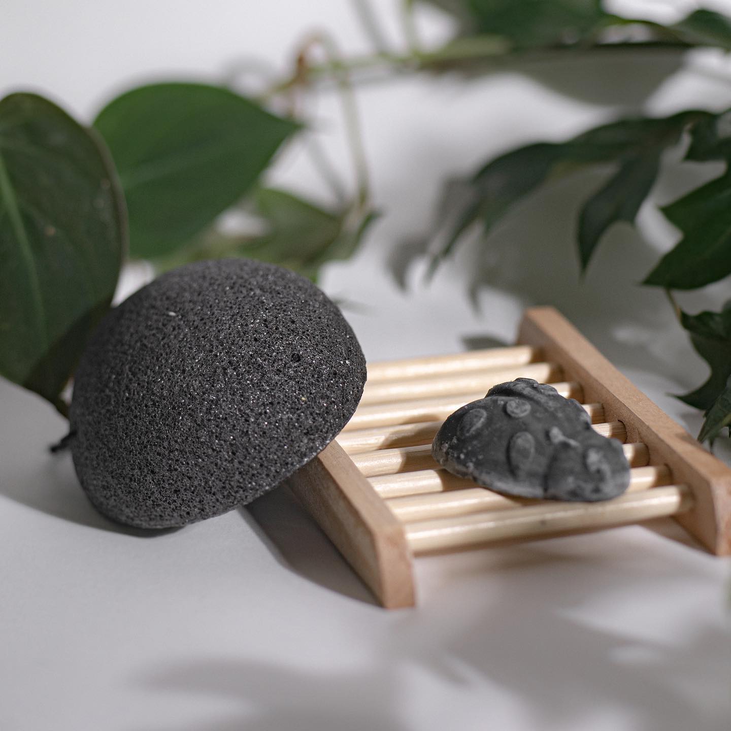 ATTEGGIAMENTO SOSTENIBILE
Riprendo a parlare di sostenibilità (come sapete, cerco di farlo ben consapevole di saperne troppo poco per dispensare consigli e tendo più a condividere le mie conquiste che a tentare di insegnare alcunché) e lo faccio nella settimana del Black Friday, non perché io pretenda di schierarmi a favore o contro perché, anche qui, ci sono cose su cui è giusto riflettere e tanti grigi da considerare fra il bianco e il nero.
Questo Black Friday è un buon momento per riflettere sull’atteggiamento che abbiamo come consumatori, secondo me, perché da quello dipende tutto.
A parer mio, ciò che conta più del singolo gesto sostenibile, è l’atteggiamento sostenibile.
Certo, ogni gesto conta, ma quando a essere sostenibile è l’atteggiamento, dato da consapevolezze e certezze, il cambiamento è a spettro molto più ampio.
L’atteggiamento cambia perché cambia il modo di pensare e, solo dopo, in sequenza, cambiano le azioni.
Il mio principale cambiamento verso la sostenibilità riguarda le quantità, in generale.
Ho imparato a chiedermi… mi serve davvero? Mi piace davvero? Ne ho bisogno? Sono proprio certa che lo userò? Questa è stata la molla per un cambiamento nel mio atteggiamento distratto come consumatrice.
Meno trucchi, meno vestiti, meno scarpe. Meno oggetti in generale. Meno cosmetici. Meno make up. Meno carne. Acquisti mirati e non prodotto di compulsione o sconti allettanti. Più acquisti artigianali, meno big corporates. Più km zero e frutta e verdura di stagione. Molto meno fast fashion, più second hand. Meno plastica usa e getta. Più attenzione a chi produce un prodotto e come.
Ben lontana dall’essere impeccabile, sono senz’altro più consapevole.
Quando cambia l’atteggiamento, ci si scopre a fare più gesti in modo naturale, non trovate?
Come descrivereste il vostro atteggiamento nei confronti della sostenibilità? Quanto vi sentite ‘provocati/e’ all’acquisto dal Black Friday?
.
.
.
#blackfriday #riflessione #cosumismo #acquistoconsapevole #sostenibilità #soaplovers #saponesolido #artigianato #saponeinregola #fvg #cosmesinaturale #prodottihandmade #ingredientinaturali #saponealcarbone