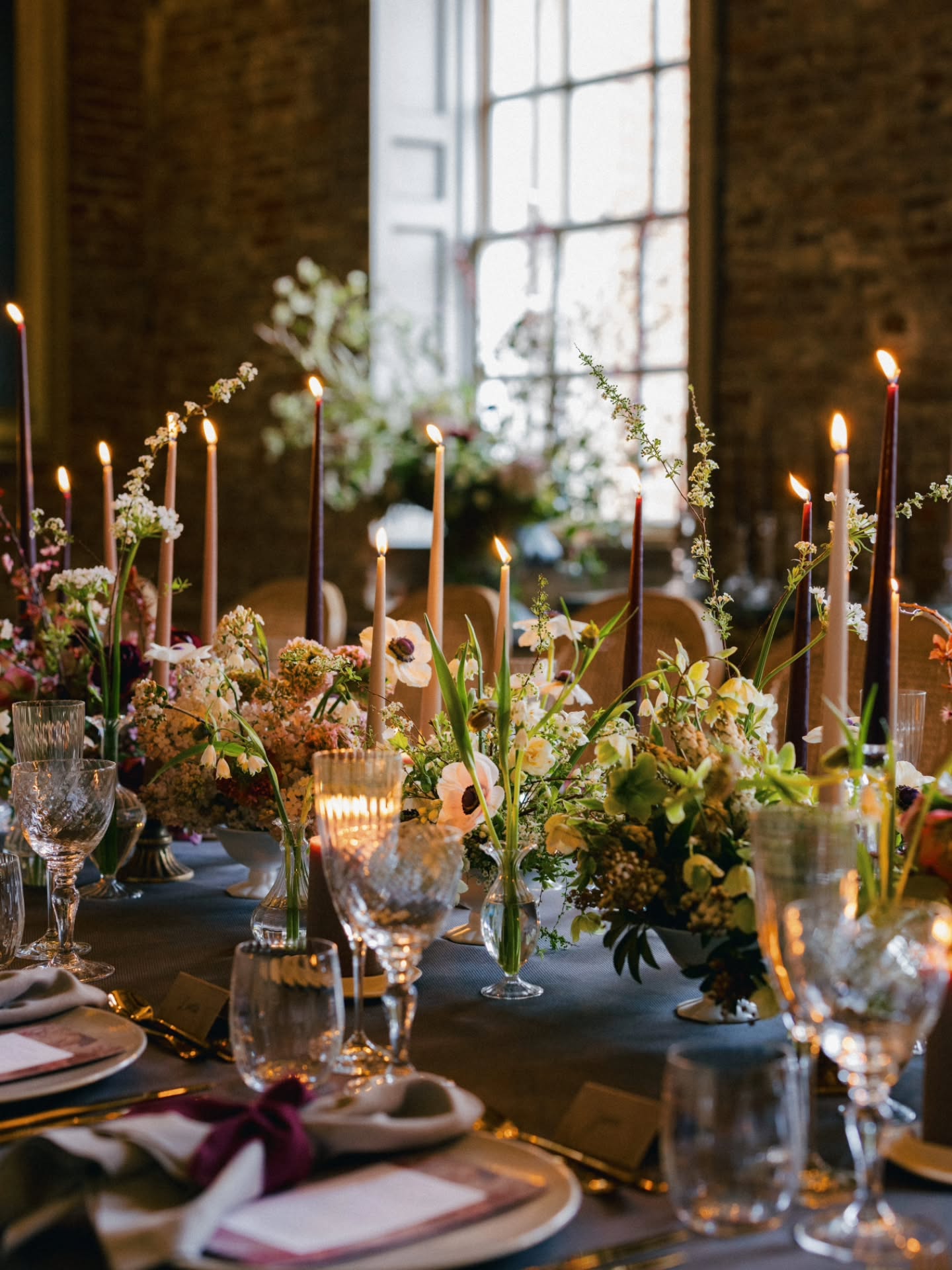 Wishing everyone a cosy Friday.....
About to put on a cup of coffee and brave what is a lake out in the fields...
Spring is just around the corner, though trying to find the positive of windy, wet and muddy days....
If there is any?
Loved this early march set up with @ferngodfreyweddings and @stgileshouseweddings shot by @imogenxiana
Keep warm all... x x