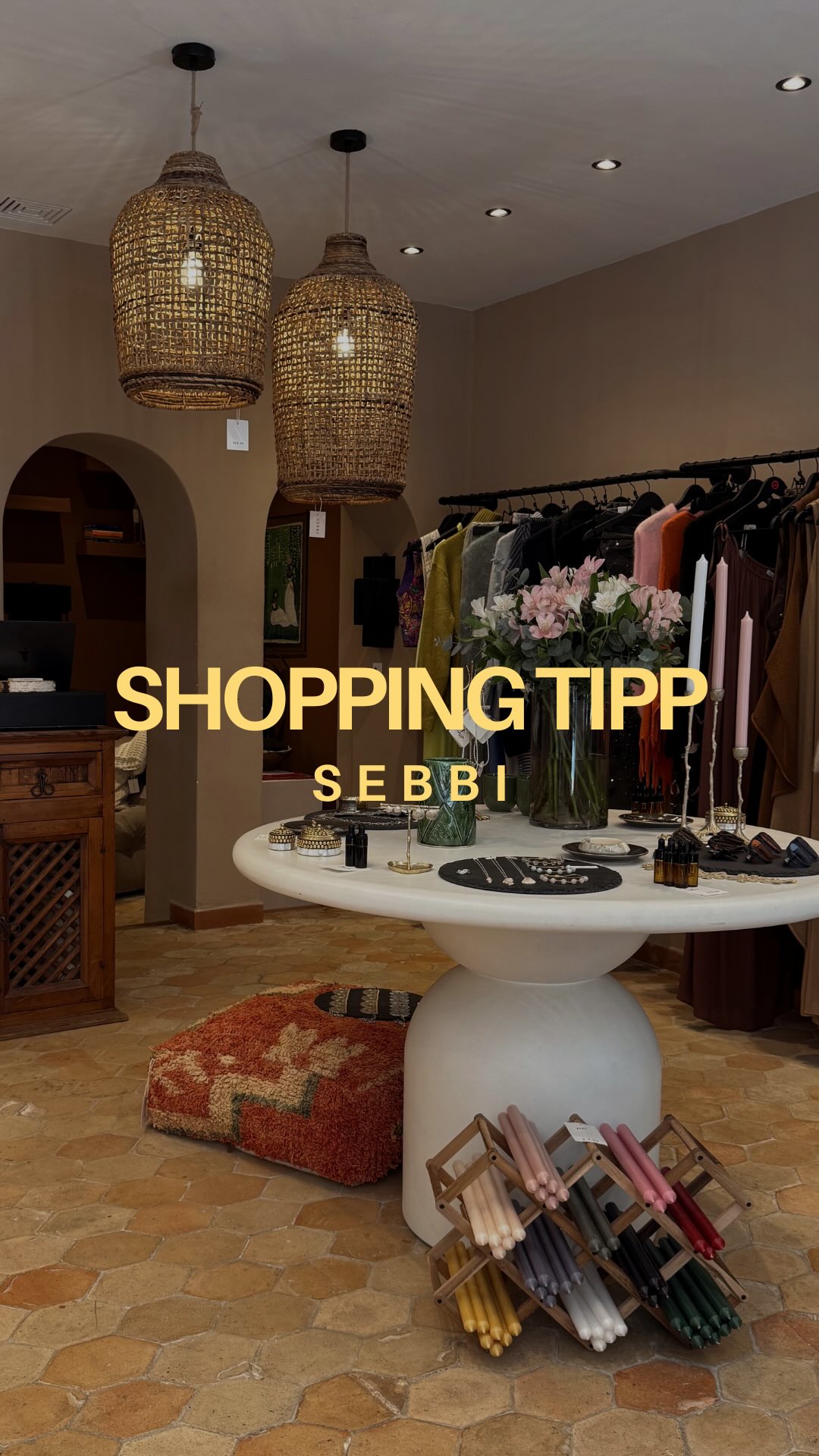 Ich bin ständig auf der Suche nach besonderen Orten auf Mallorca 🌴☀️
Nach Restaurants mit Seele, nach kleinen Adressen abseits der großen Wege und ja, ganz besonders auch nach Shopping-Spots, die nicht nach Trends, sondern nach Persönlichkeit aussehen ✨
Genau deshalb liebe ich es, durch Palmas Altstadt zu laufen, ohne konkretes Ziel.
Denn oft sind es die kleinen Nebenstraßen, die die schönsten Entdeckungen bereithalten.
Eine davon ist SEBBI 🤍
Eine Boutique, die zeigt, dass gutes Design nicht laut sein muss.
Hier geht es um ausgewählte Pieces, um Materialien, um Stilgefühl und um Dinge, die bleiben dürfen. Kein schnelles Durchshoppen, kein Überangebot, sondern ein Ort, an dem man schaut, anfasst, hängen bleibt und Inspiration sammelt.
Ich liebe Läden, die mehr sind als Verkaufsfläche.
SEBBI ist genau so ein Ort. Eine Mischung aus Boutique, Wohnraum und kreativer Handschrift. Wer Shopping auf Mallorca sucht und dabei Wert auf Qualität, Ästhetik und Atmosphäre legt, sollte sich diese Adresse unbedingt merken.
📍 Adresse:
Carrer de la Soledat, 4
Centre, 07001 Palma, Illes Balears, Spanien
🕰 Öffnungszeiten:
Montag bis Samstag
11:00 – 19:00 Uhr
Abspeichern, wenn du auf deiner nächsten Mallorca Reise Lust auf besondere Shopping-Tipps hast 🤍
Und wenn du mehr Mallorca Tipps, Travel Guide Inspiration, Restaurant- und Shopping-Adressen suchst, dann bleib hier. Ich nehm dich mit zu meinen schönsten Entdeckungen der Insel 🌿✨