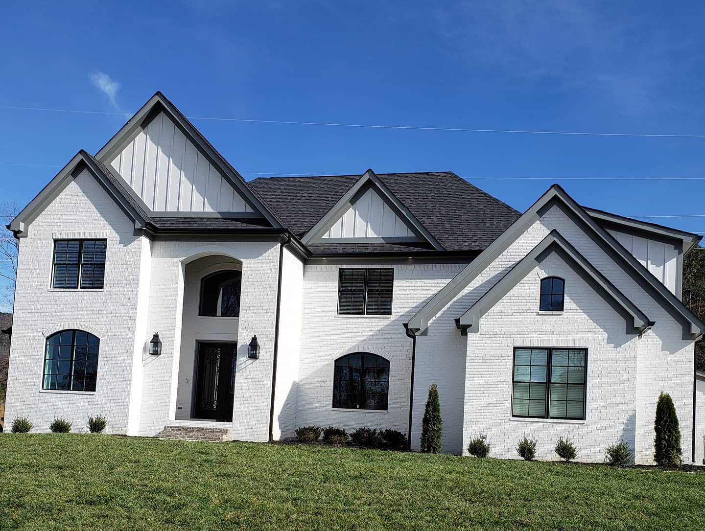 Shutters or no shutters? We are swooning over this white brick home with black windows. 💞
#customhome
#customehomebuilder
#jontotherowconstruction
#whitebrick
#whitebrickhouse